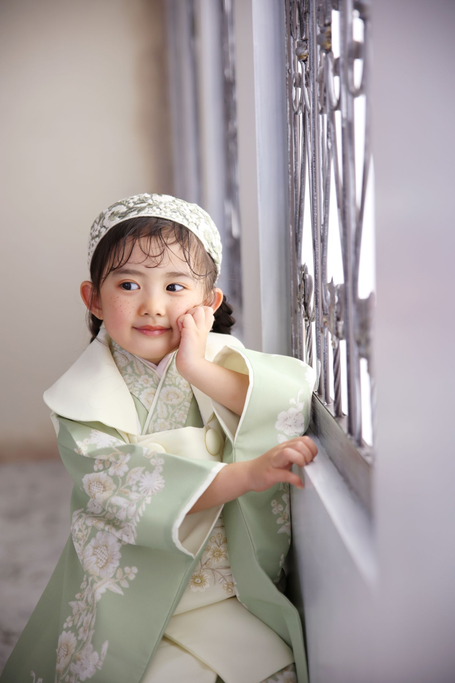 着物を着た3歳の女の子。心斎橋での七五三のスタジオ撮影。店舗住所：大阪府大阪市中央区南船場3-4-26 THE PEAK SHINSAIBASHI 12F