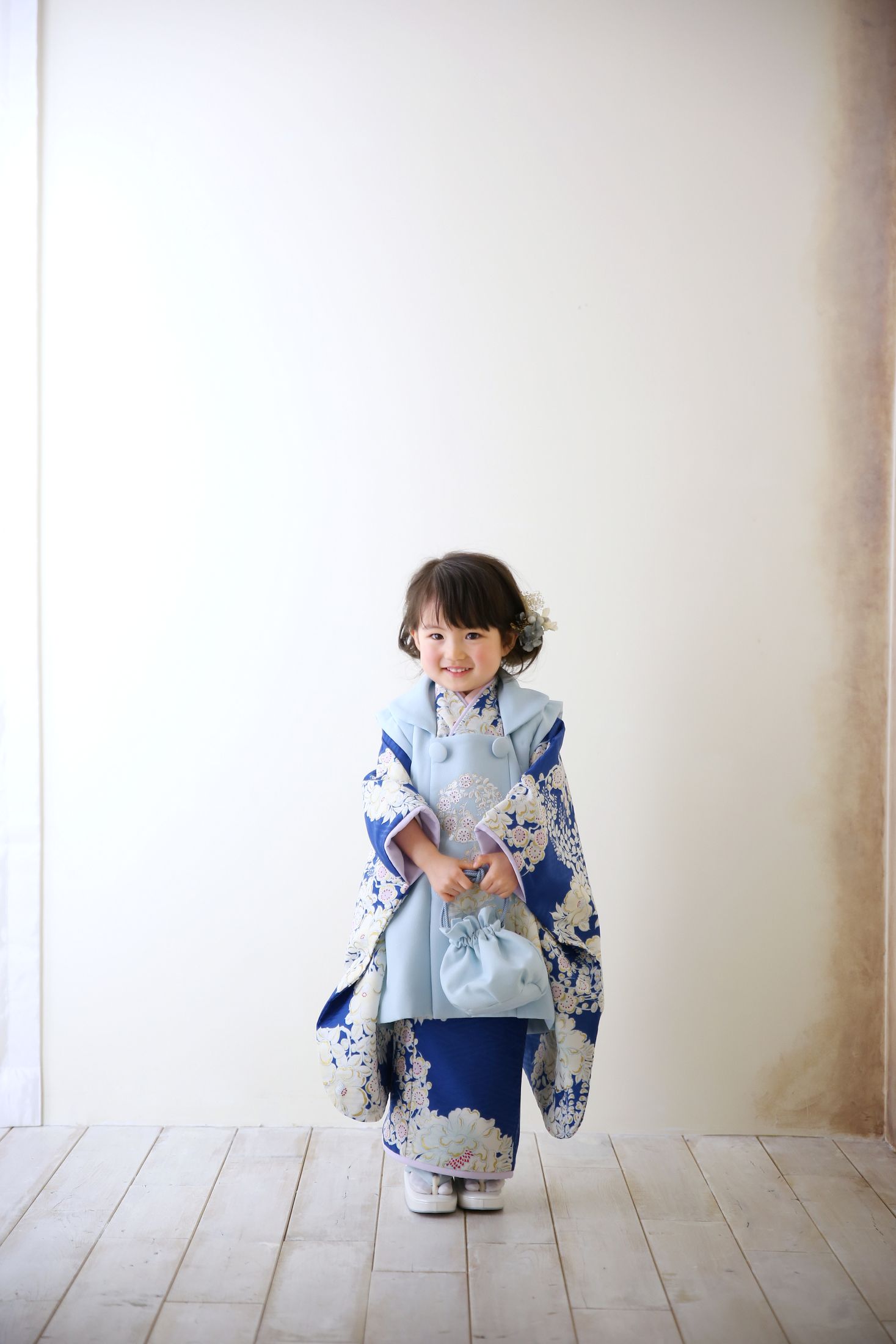 着物、羽織袴を着た3歳の男の子。心斎橋での七五三のスタジオ撮影。店舗住所：大阪府大阪市中央区南船場3-4-26 THE PEAK SHINSAIBASHI 12F