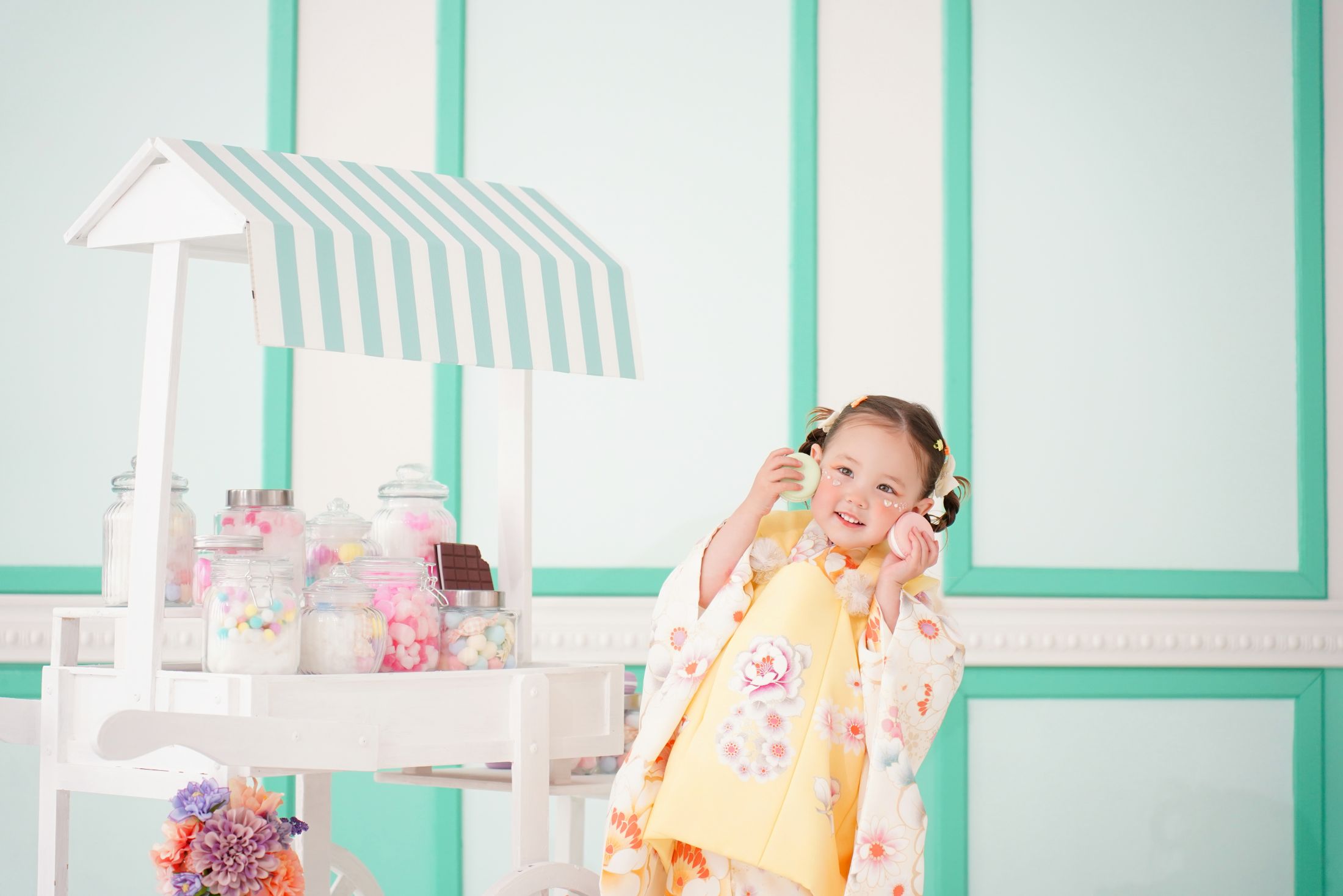 着物を着た3歳の女の子。らららテラスHARUMI FLAGでの七五三のスタジオ撮影。Shinako Collection。しなこワールド。パステルカラー。