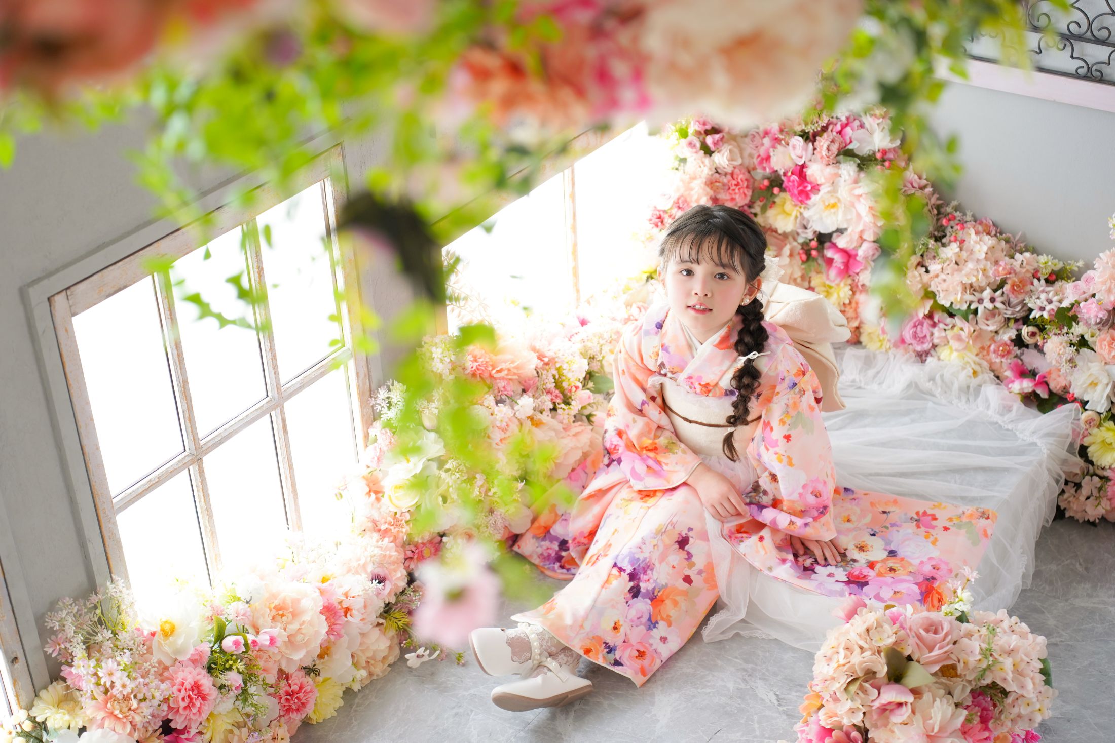 着物を着た7歳の女の子。お花柄。花畑。ブーケ。錦糸町PARCOでの七五三のスタジオ撮影。東京都墨田区江東橋4-27-14 錦糸町PARCO 7F