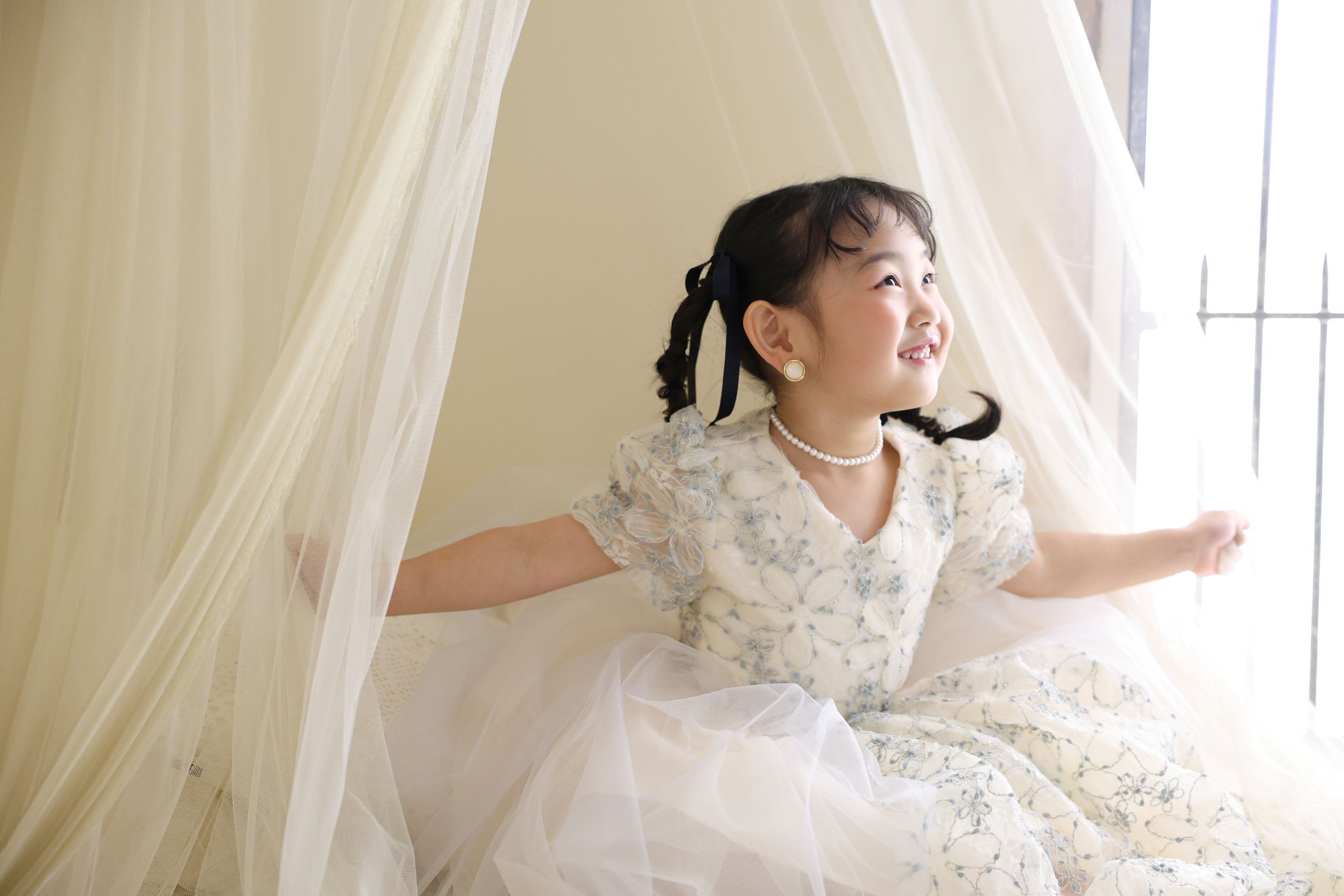 ドレスを着た5歳の女の子。心斎橋での七五三のスタジオ撮影。店舗住所：大阪府大阪市中央区南船場3-4-26 THE PEAK SHINSAIBASHI 12F