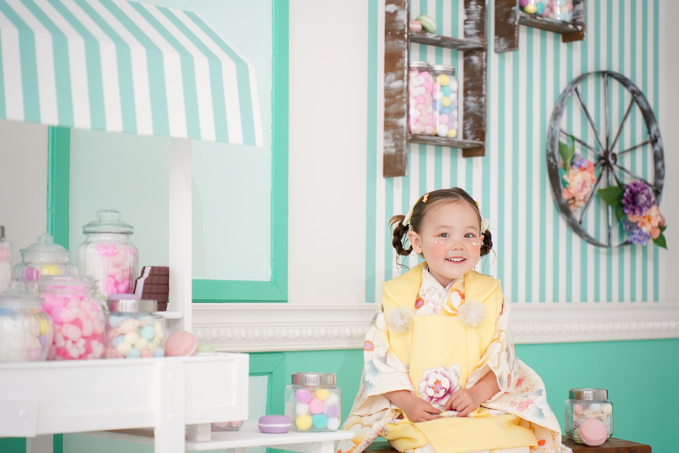 着物を着た3歳の女の子。らららテラスHARUMI FLAGでの七五三のスタジオ撮影。Shinako Collection。しなこワールド。パステルカラー。