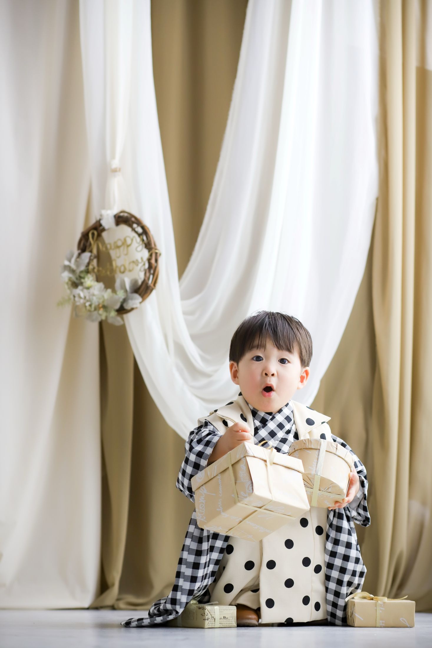 着物を着た3歳の男の子。神戸ハーバーランドでの七五三のスタジオ撮影。兵庫県神戸市中央区東川崎町1-5-5 ハーバーランド煉瓦倉庫