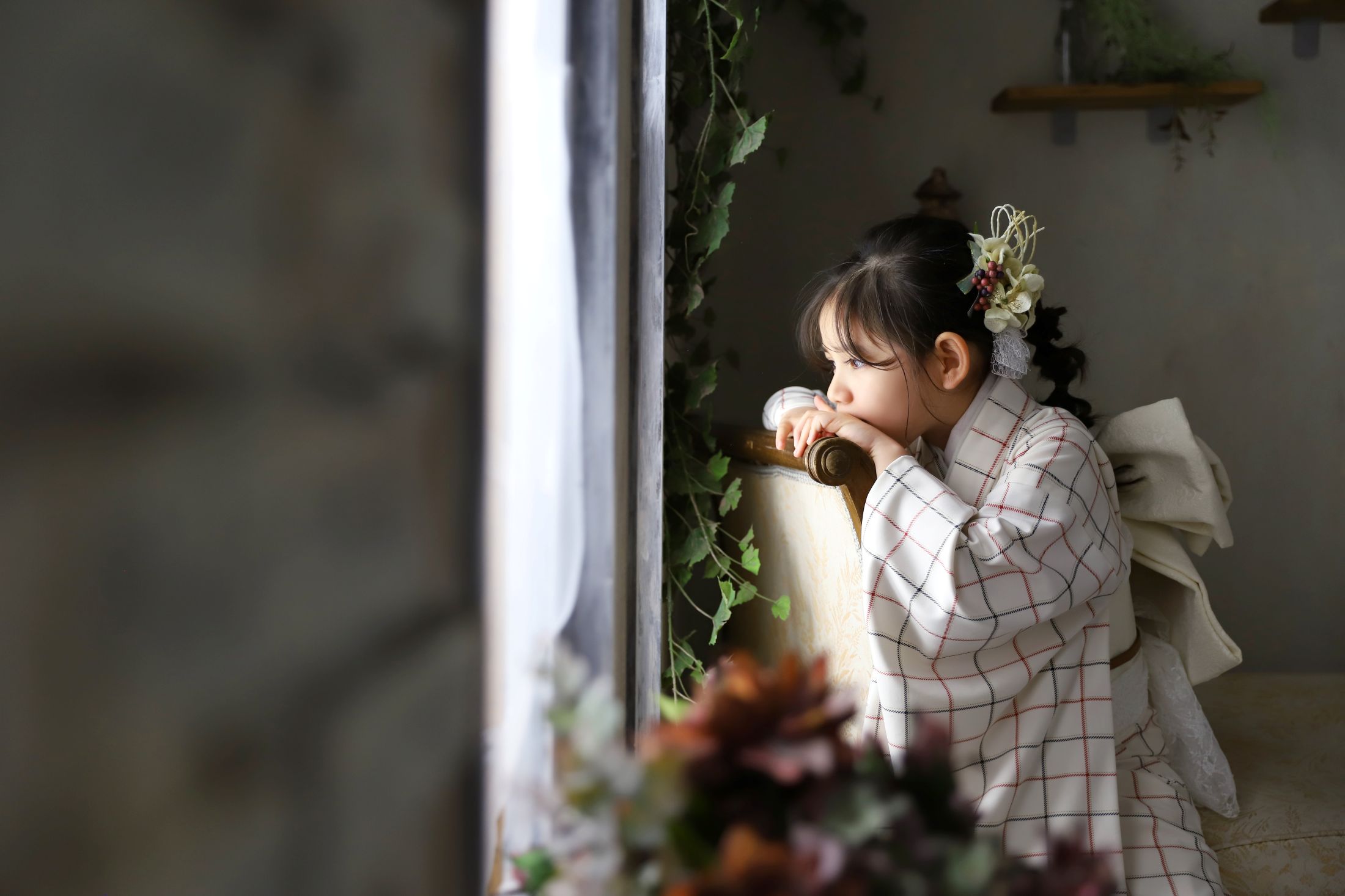 着物を着た7歳の女の子の写真。イオンモール堺鉄砲町での七五三のスタジオ撮影。店舗住所：大阪府堺市堺区鉄砲町1 イオンモール堺鉄砲町 2F