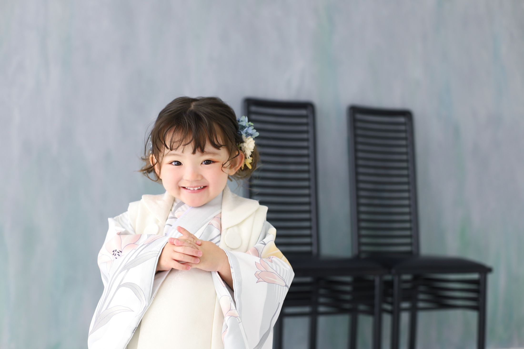 着物を着た3歳の女の子。ららぽーと門真での七五三のスタジオ撮影。
