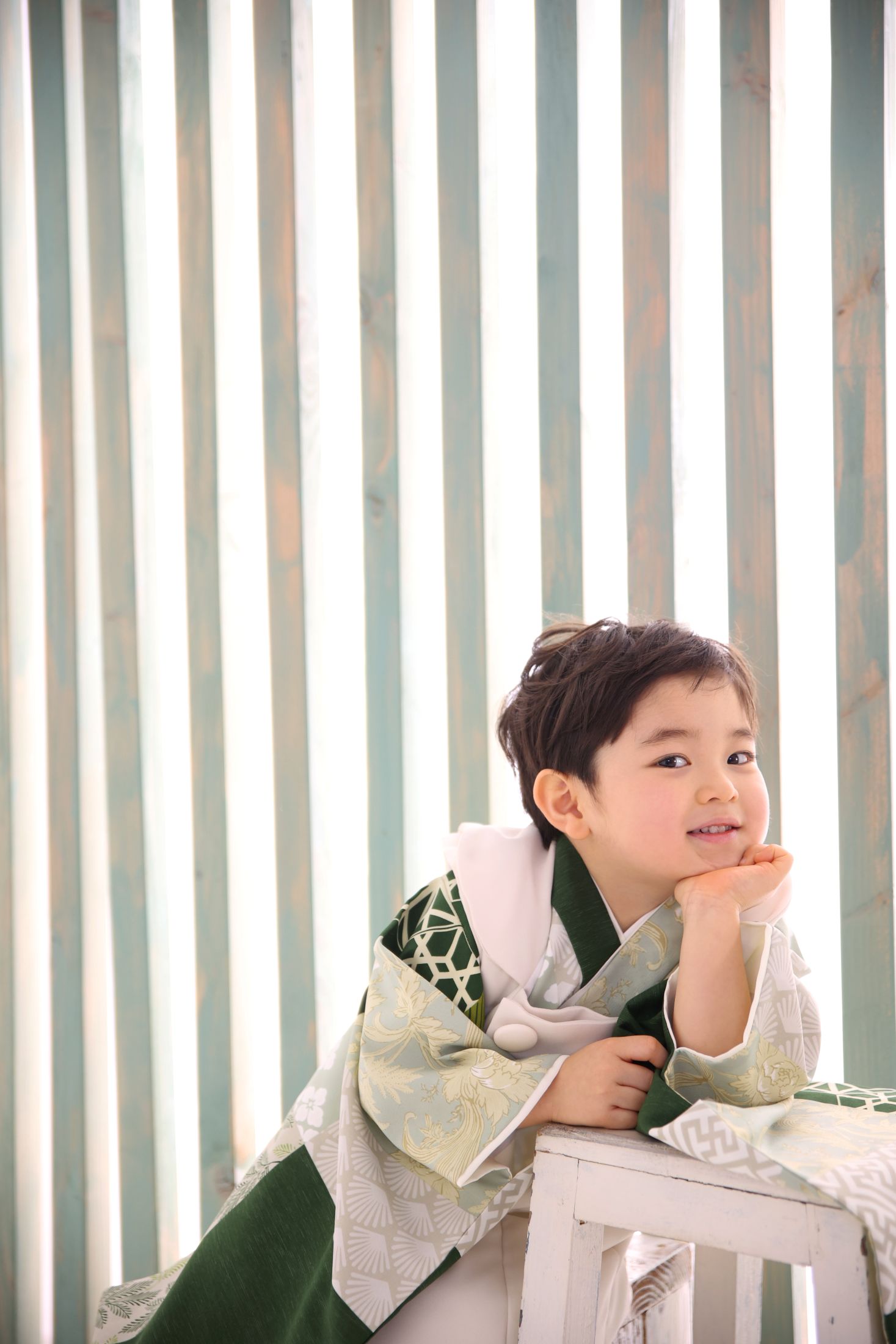 着物を着た3歳の男の子。イオンモール久御山での七五三のスタジオ撮影。京都府久世郡久御山町森南大内156-1 イオンモール久御山 2F
