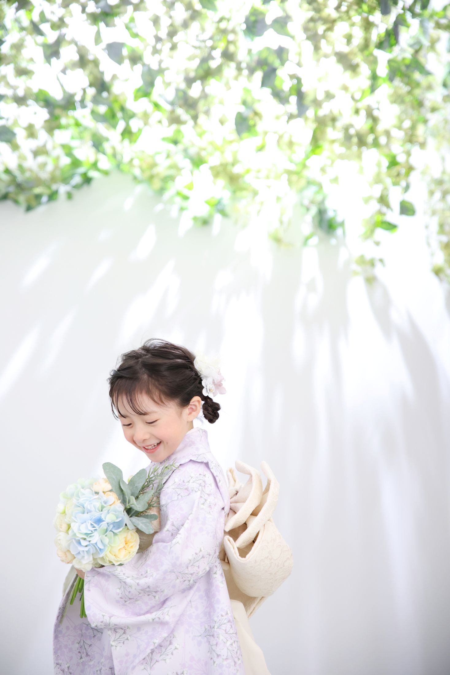 総レースの薄紫の着物を着用した5歳の女の子の七五三記念撮影。ららぽーと安城のフォトスタジオで撮影した七五三フォト。愛知県安城市大東町9番30号 ららぽーと安城 1F
