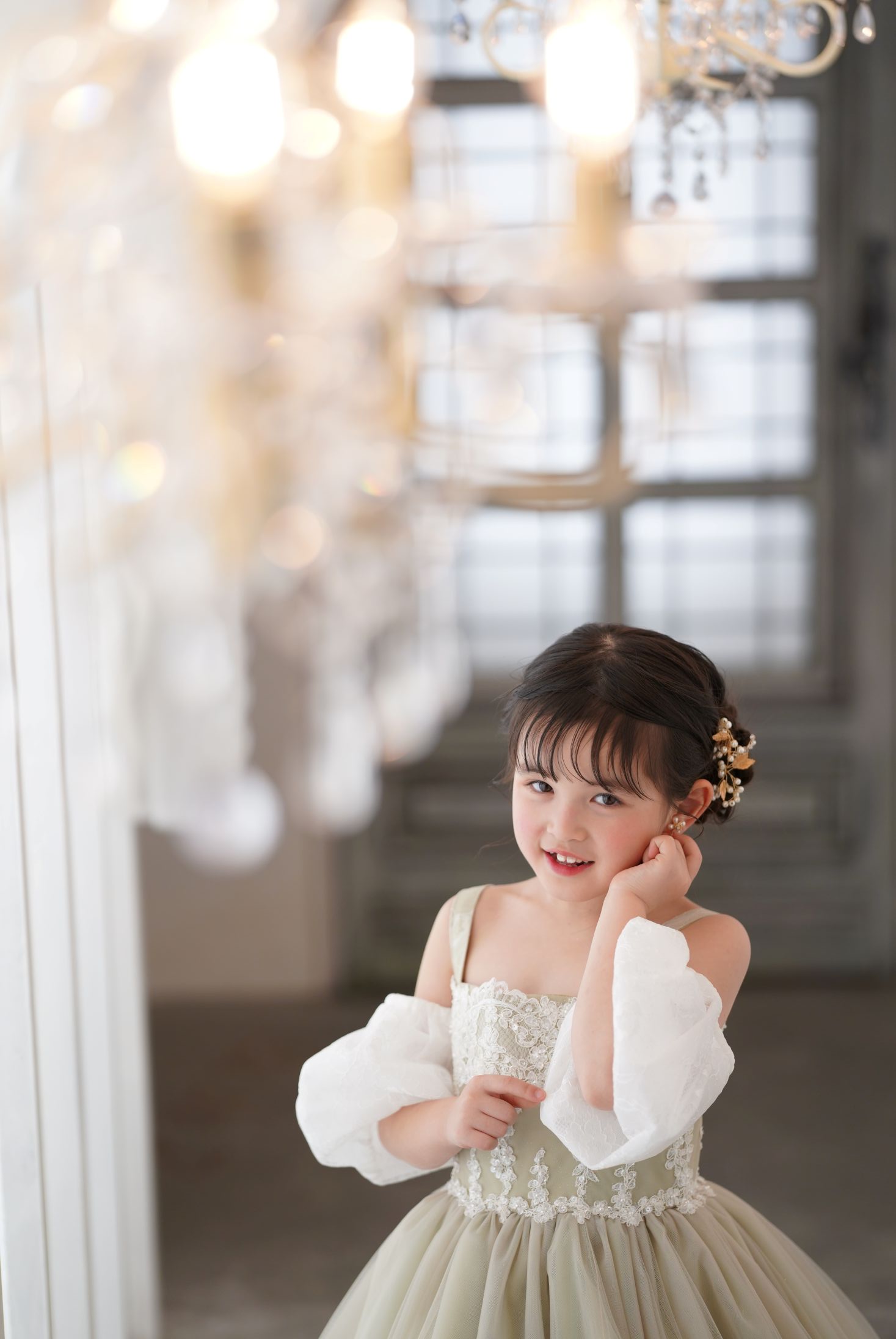 ドレスを着た７歳の女の子。錦糸町PARCOでの七五三のスタジオ撮影。東京都墨田区江東橋4-27-14 錦糸町PARCO 7F