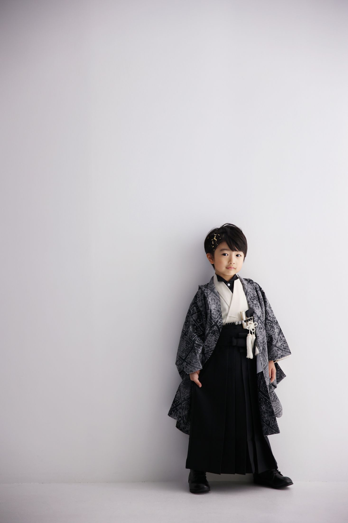 着物を着た5歳の男の子。イオンモール久御山での七五三のスタジオ撮影。京都府久世郡久御山町森南大内156-1 イオンモール久御山 2F