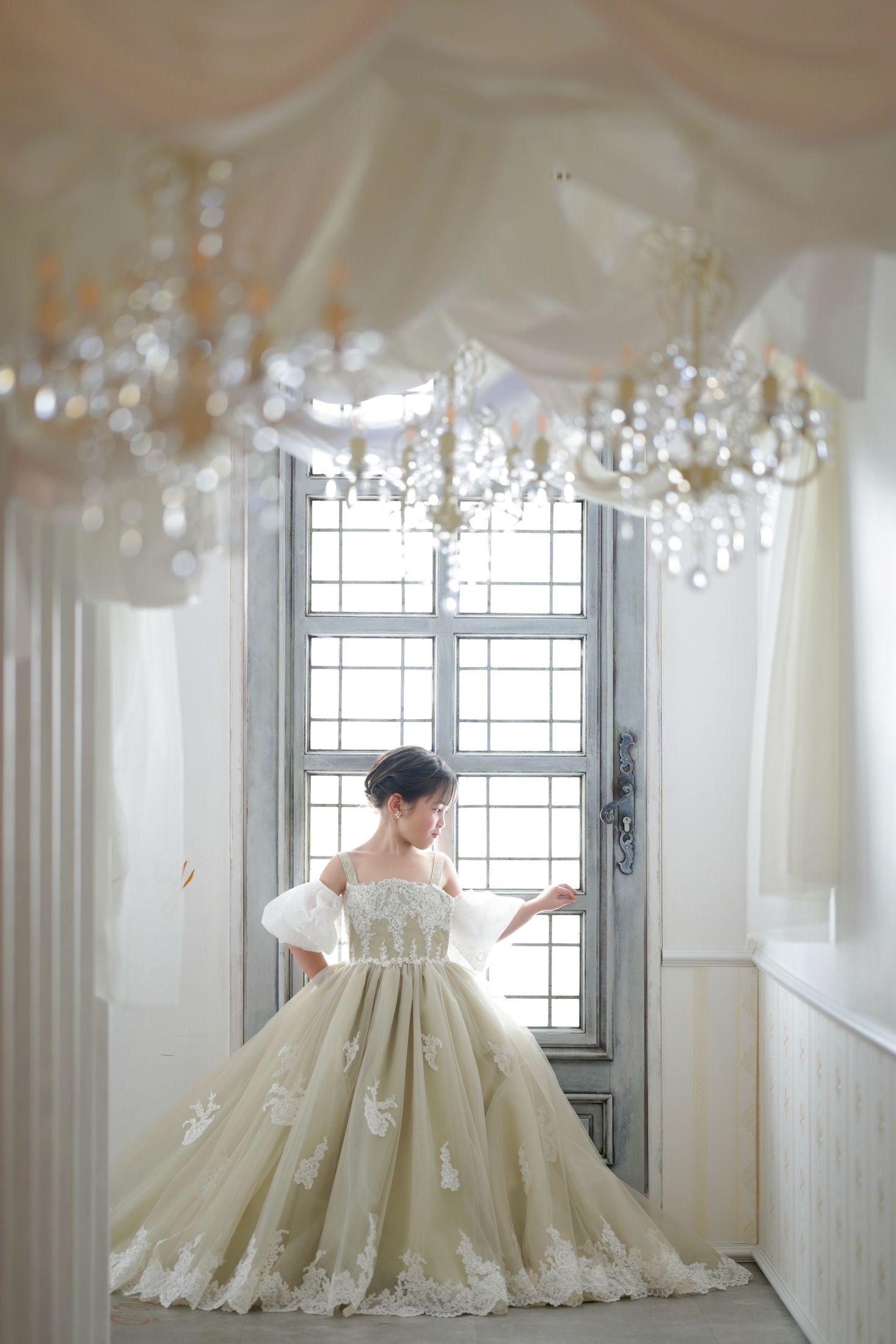 ドレスを着た７歳の女の子。錦糸町PARCOでの七五三のスタジオ撮影。東京都墨田区江東橋4-27-14 錦糸町PARCO 7F