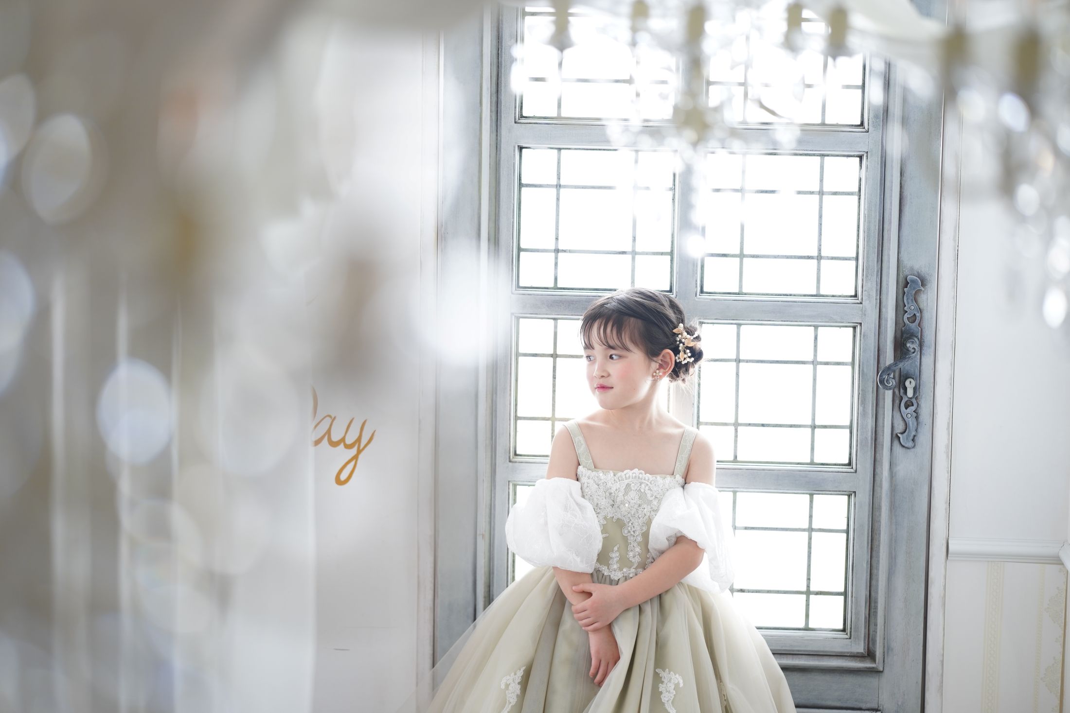 ドレスを着た７歳の女の子。錦糸町PARCOでの七五三のスタジオ撮影。東京都墨田区江東橋4-27-14 錦糸町PARCO 7F
