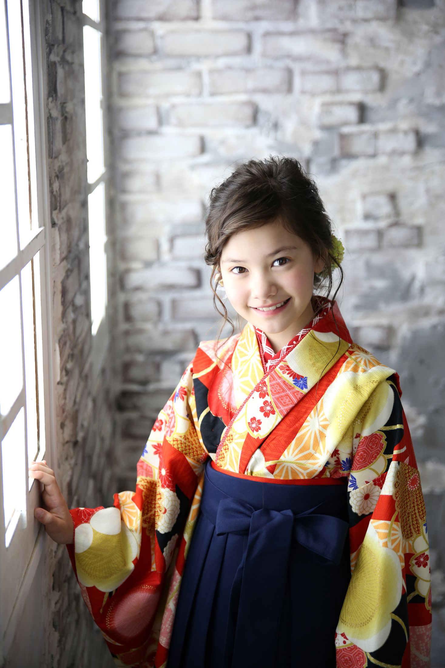 袴を着た12歳の女の子。イオンモールくみやまでの小学校卒業袴のスタジオ撮影。京都府久世郡久御山町森南大内156-1 イオンモール久御山 2F