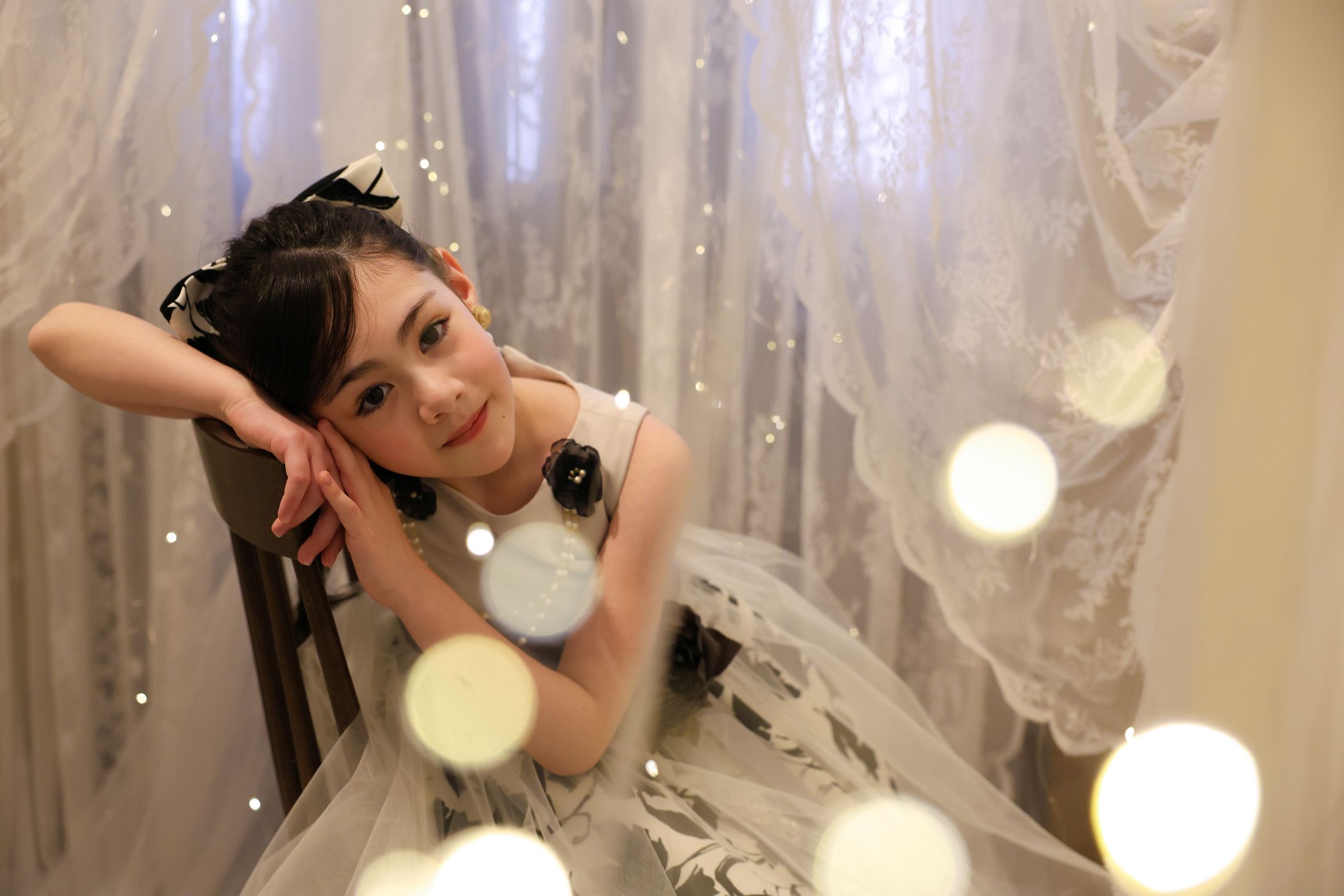 ドレスを着た7歳の女の子。心斎橋での七五三のスタジオ撮影。店舗住所：大阪府大阪市中央区南船場3-4-26 THE PEAK SHINSAIBASHI 12F