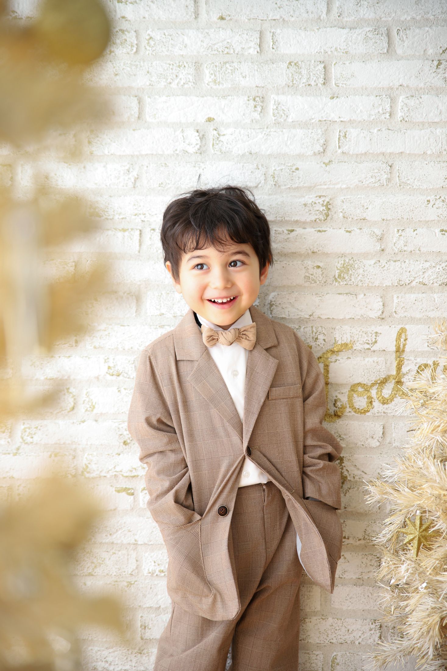 スーツを着た3歳の男の子。枚方での七五三のスタジオ撮影。大阪府枚方市招提東町1-1-1
