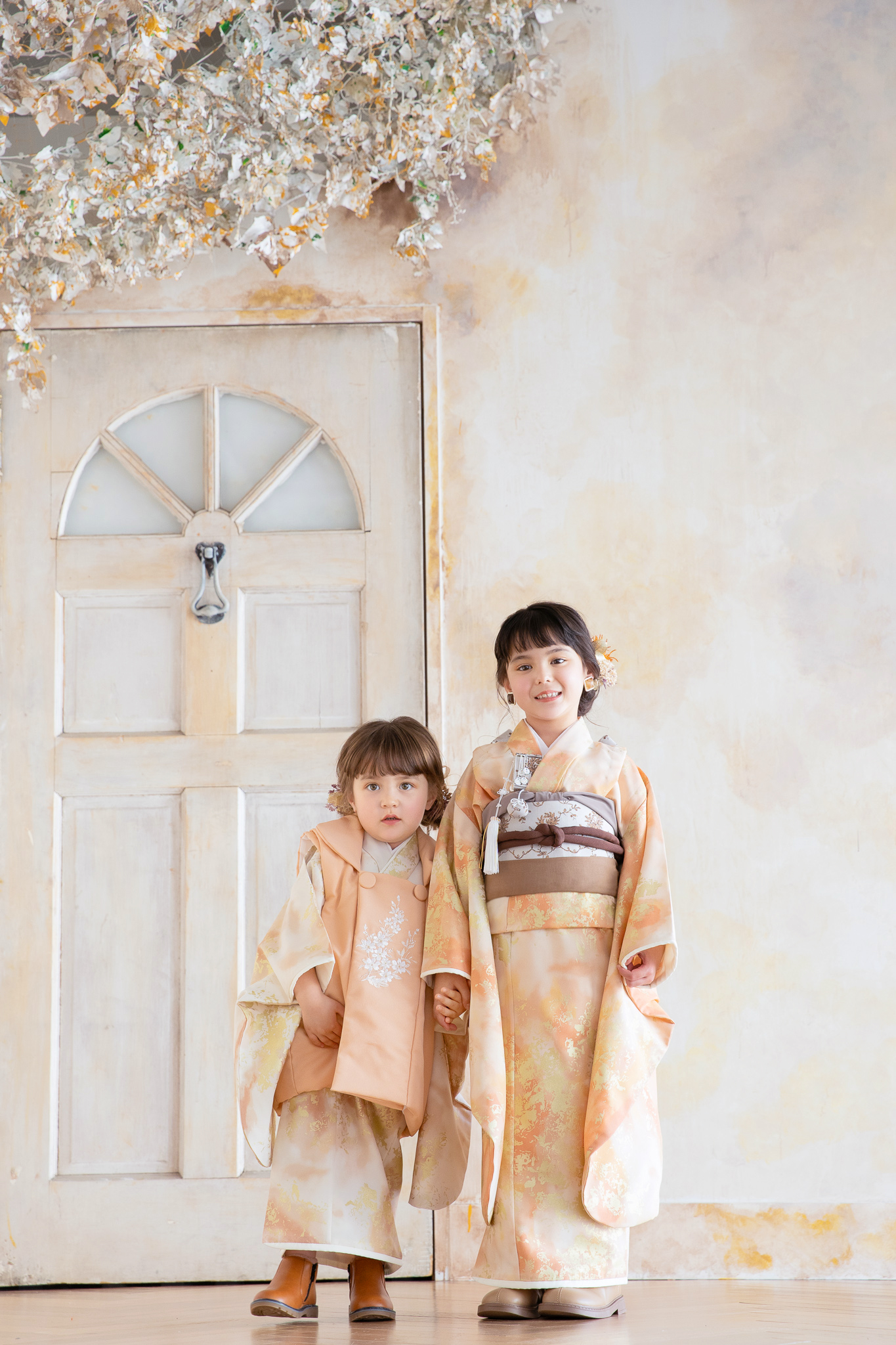 着物を着た女の子。７歳の3歳の姉妹。センター北店での七五三のスタジオ撮影。