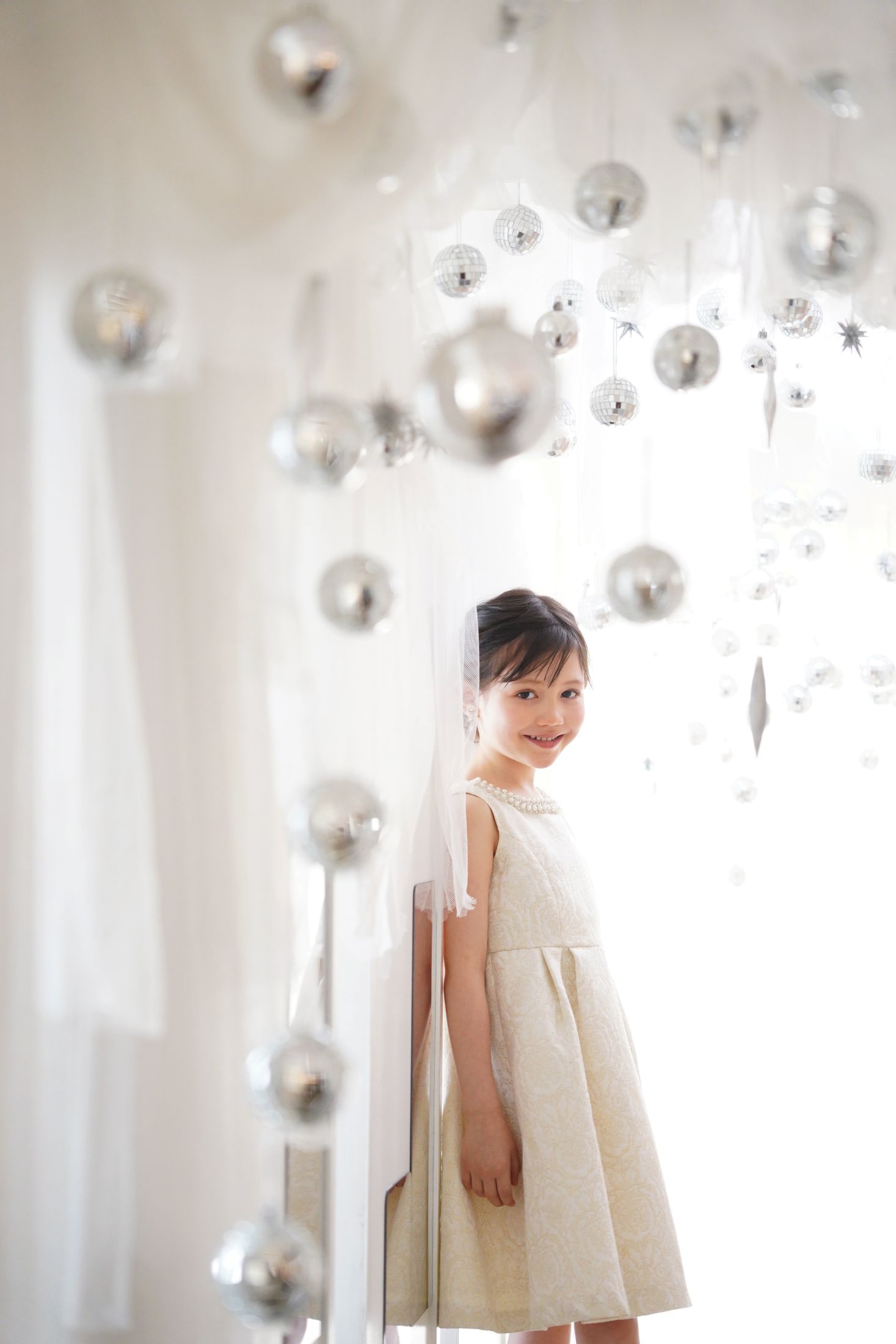 ドレスを着た７歳の女の子。センター北店での七五三のスタジオ撮影。