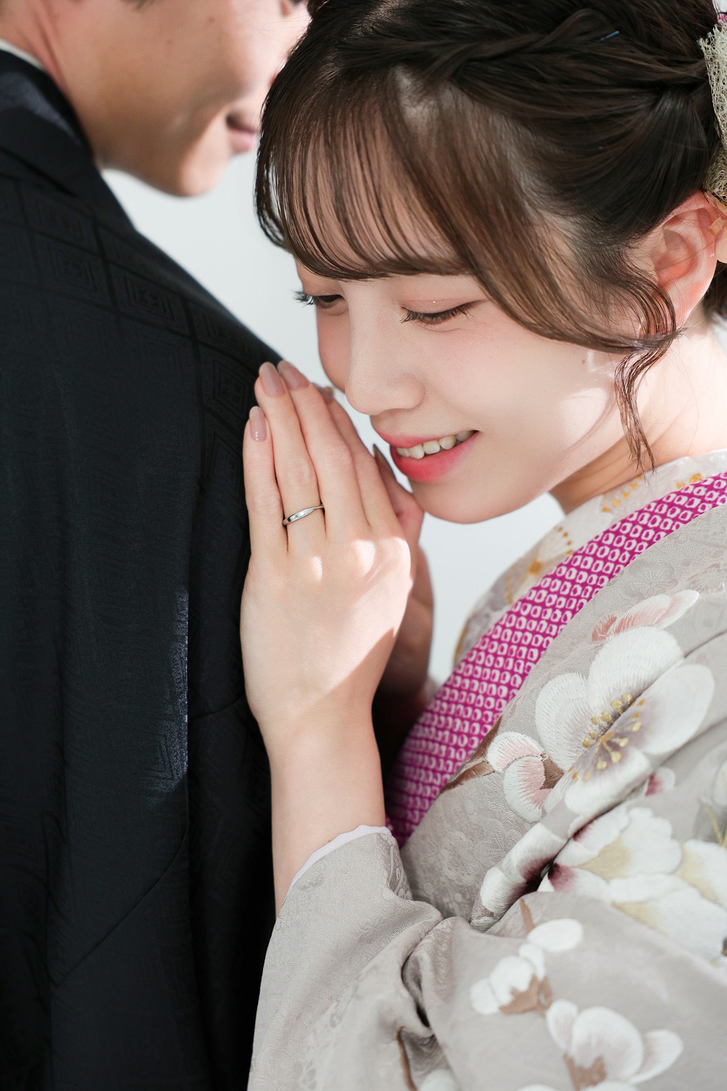 色打掛と袴でフォトウェディングの撮影をする新郎新婦様。新郎様の肩に手をおき微笑む新婦様を撮影している写真。撮影店舗:ららテラスHARUMI FLAG店 住所:東京都中央区晴海五丁目2番31号 ららテラス HARUMI FLAG 3階