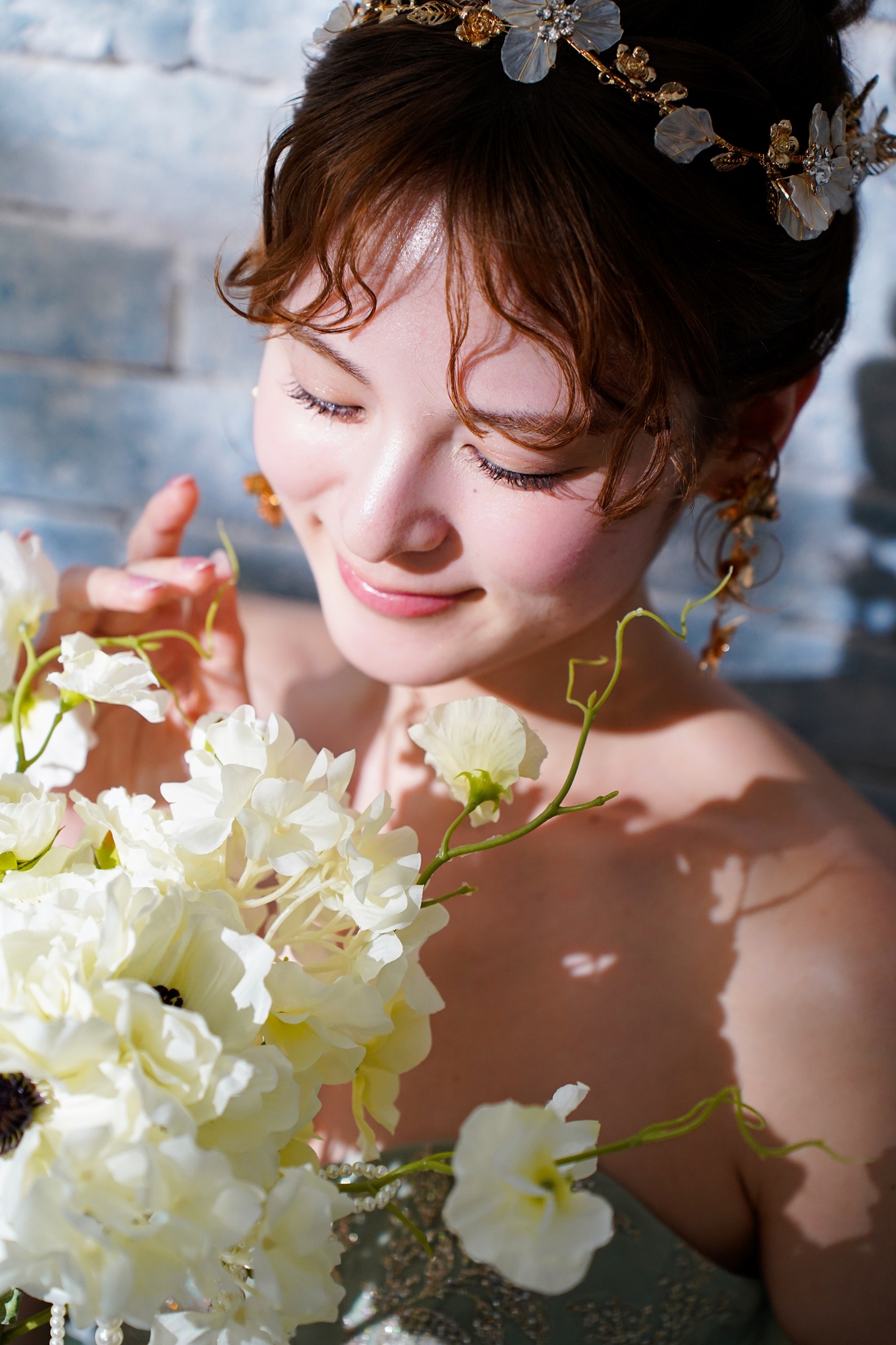 カラードレスでフォトウェディングの撮影をする新婦様。ナチュラルな背景で撮影している写真。 撮影店舗：STUDIOARC横浜店 住所：神奈川県横浜市中区山下町84-5 メトロタワー山下町 4F