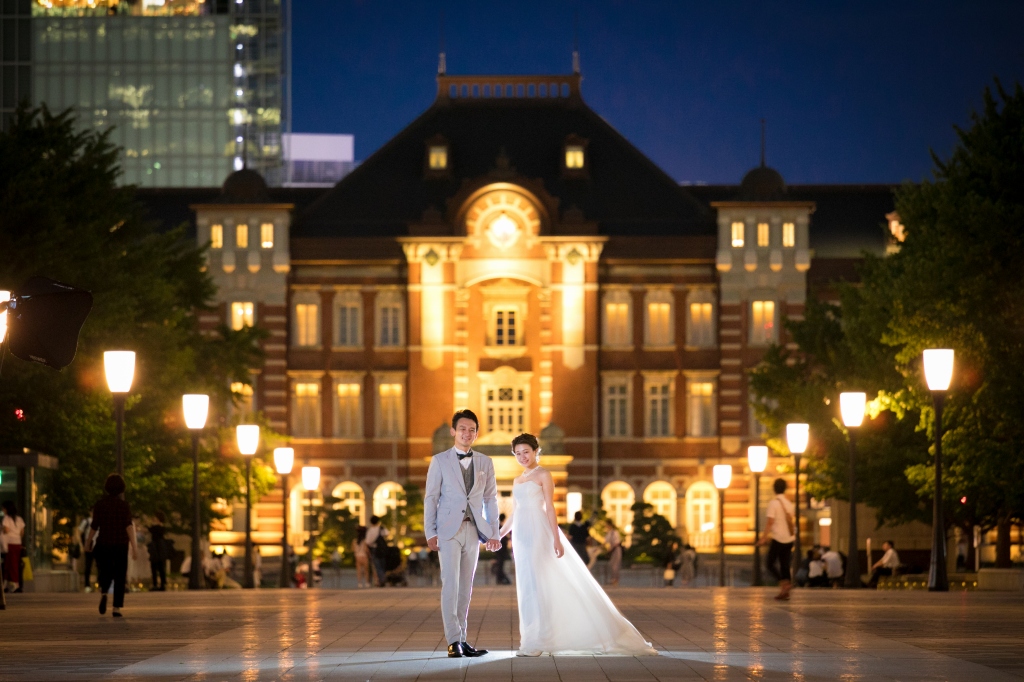 東京駅でウェディングドレスとタキシードを着てフォトウェディングの撮影をする新郎様と新婦様の写真。撮影：STUDIOARC