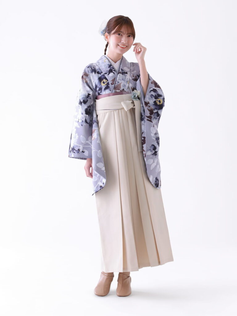 卒業式で着用する華やかな袴姿の女性