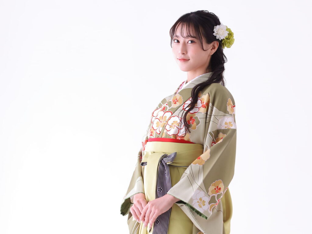 卒業式で着用する華やかな袴姿の女性