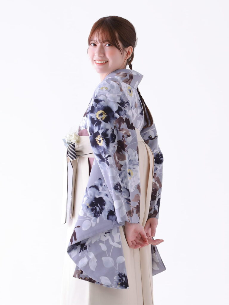 卒業式で着用する華やかな袴姿の女性