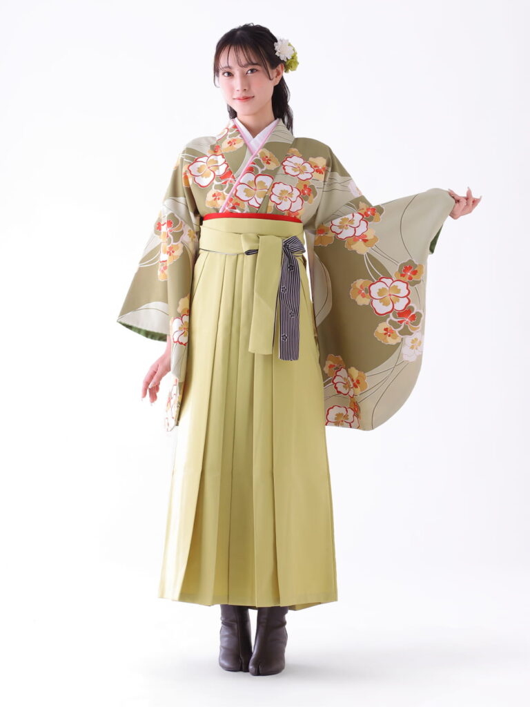 卒業式で着用する華やかな袴姿の女性