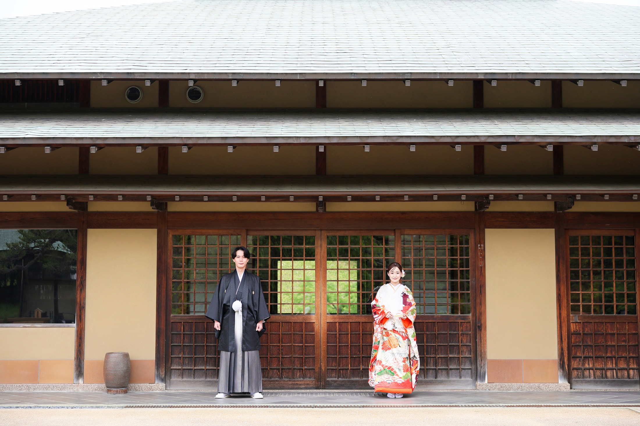 大阪の堺にある大仙公園で新郎新婦共に和装で撮影しているフォトウェディングの写真。四季折々の美しい名庭園で魅せる洗練の和装前撮り