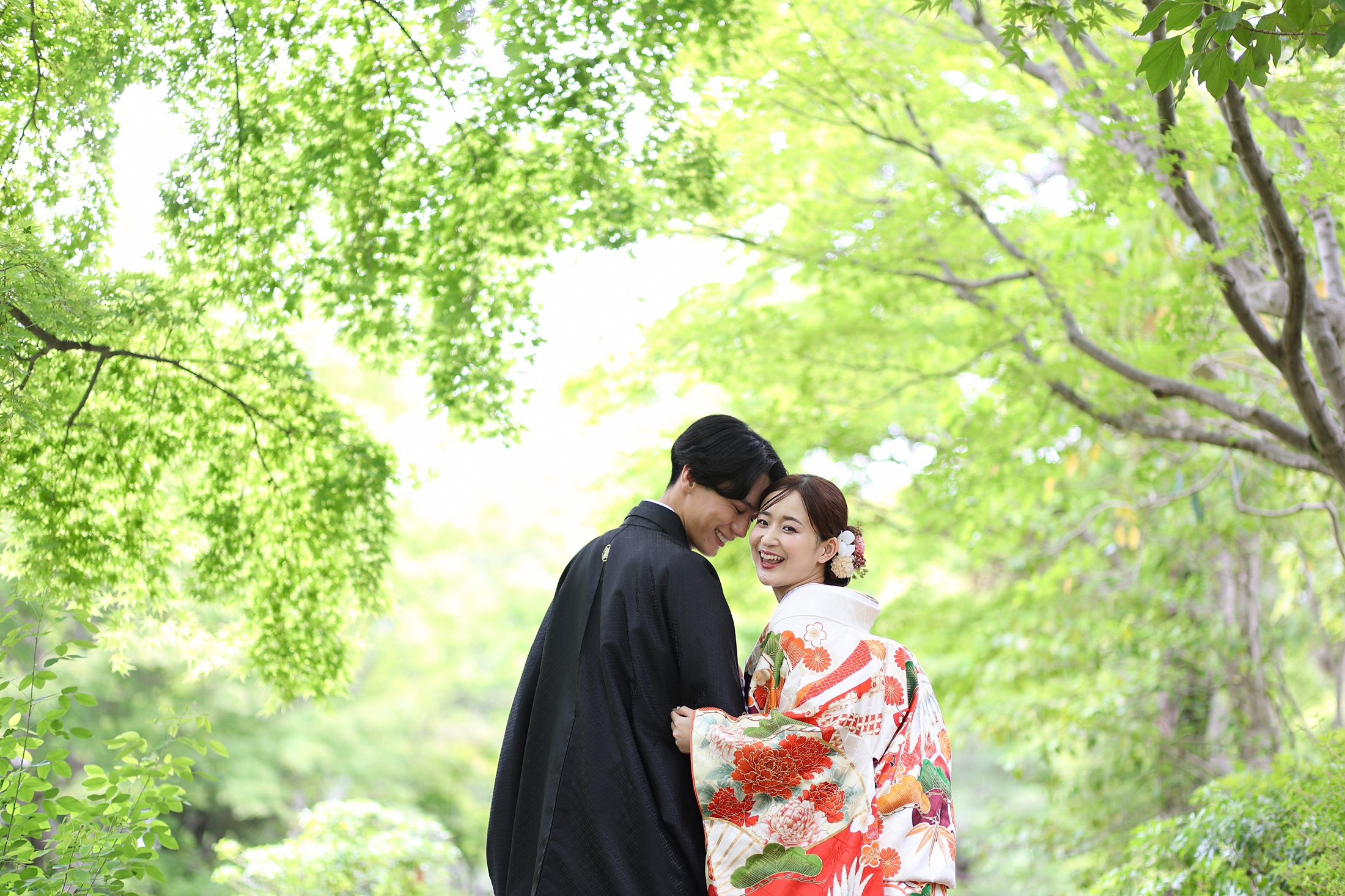 大阪の堺にある大仙公園で新郎新婦共に和装で撮影しているフォトウェディングの写真。四季折々の美しい名庭園で魅せる洗練の和装前撮り
