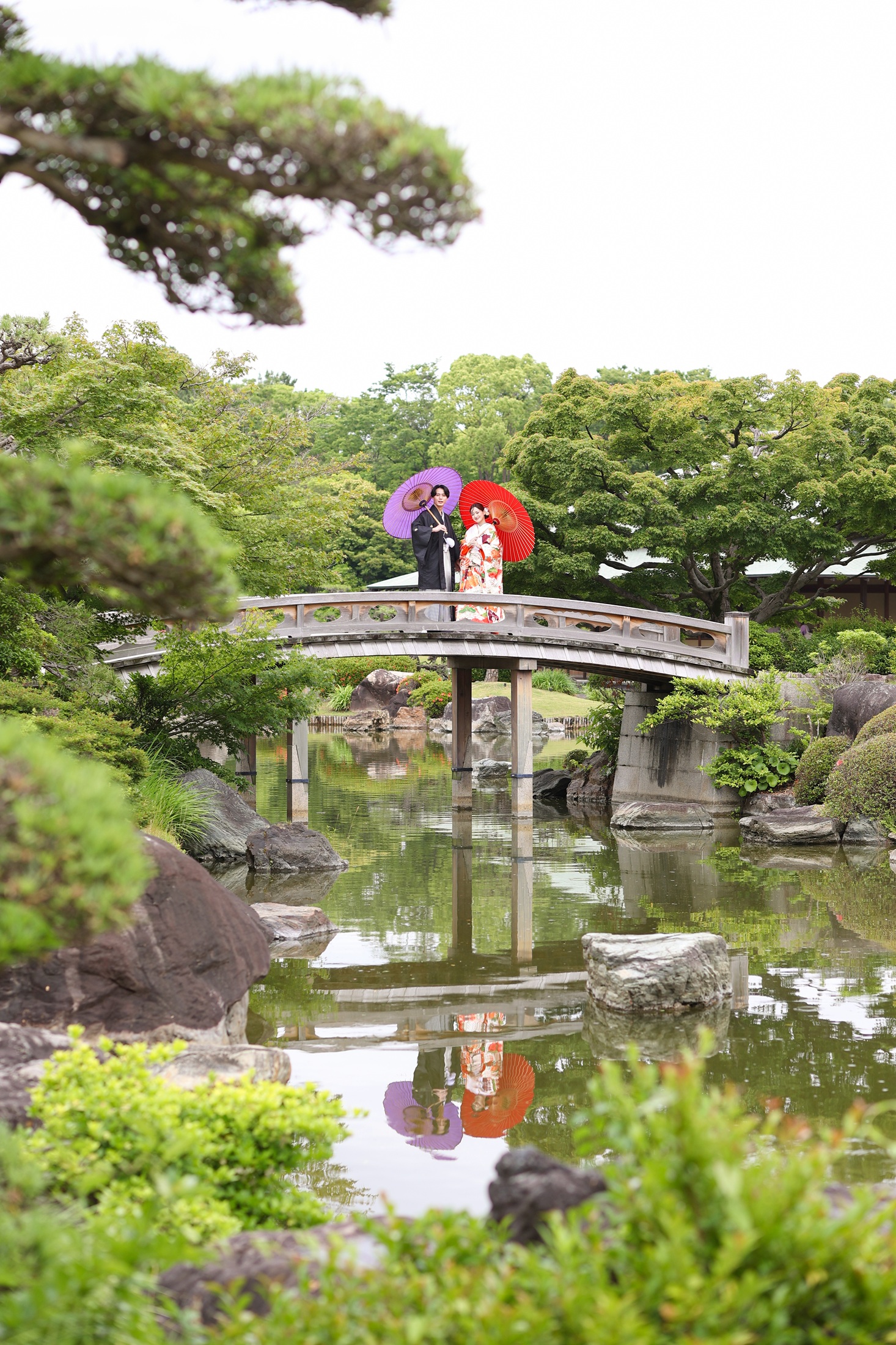 大阪の堺にある大仙公園で新郎新婦共に和装で撮影しているフォトウェディングの写真。四季折々の美しい名庭園で魅せる洗練の和装前撮り