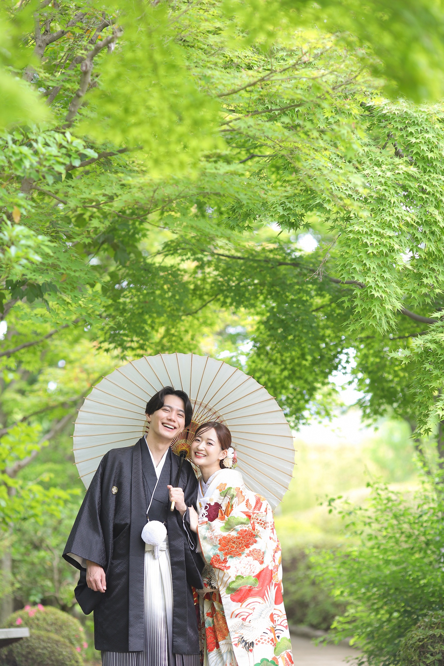 大阪の堺にある大仙公園で新郎新婦共に和装で撮影しているフォトウェディングの写真。四季折々の美しい名庭園で魅せる洗練の和装前撮り