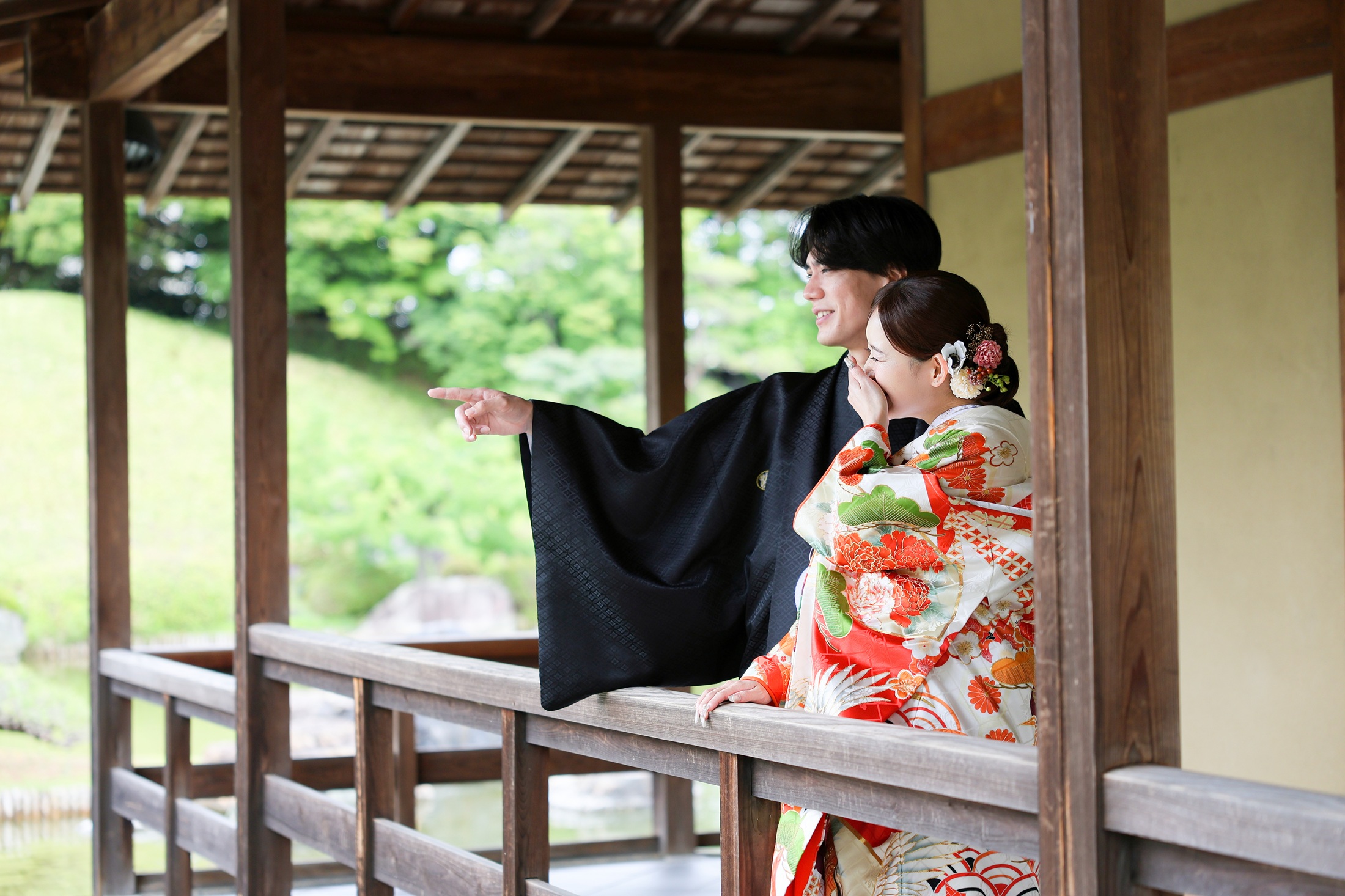 大阪の堺にある大仙公園で新郎新婦共に和装で撮影しているフォトウェディングの写真。四季折々の美しい名庭園で魅せる洗練の和装前撮り