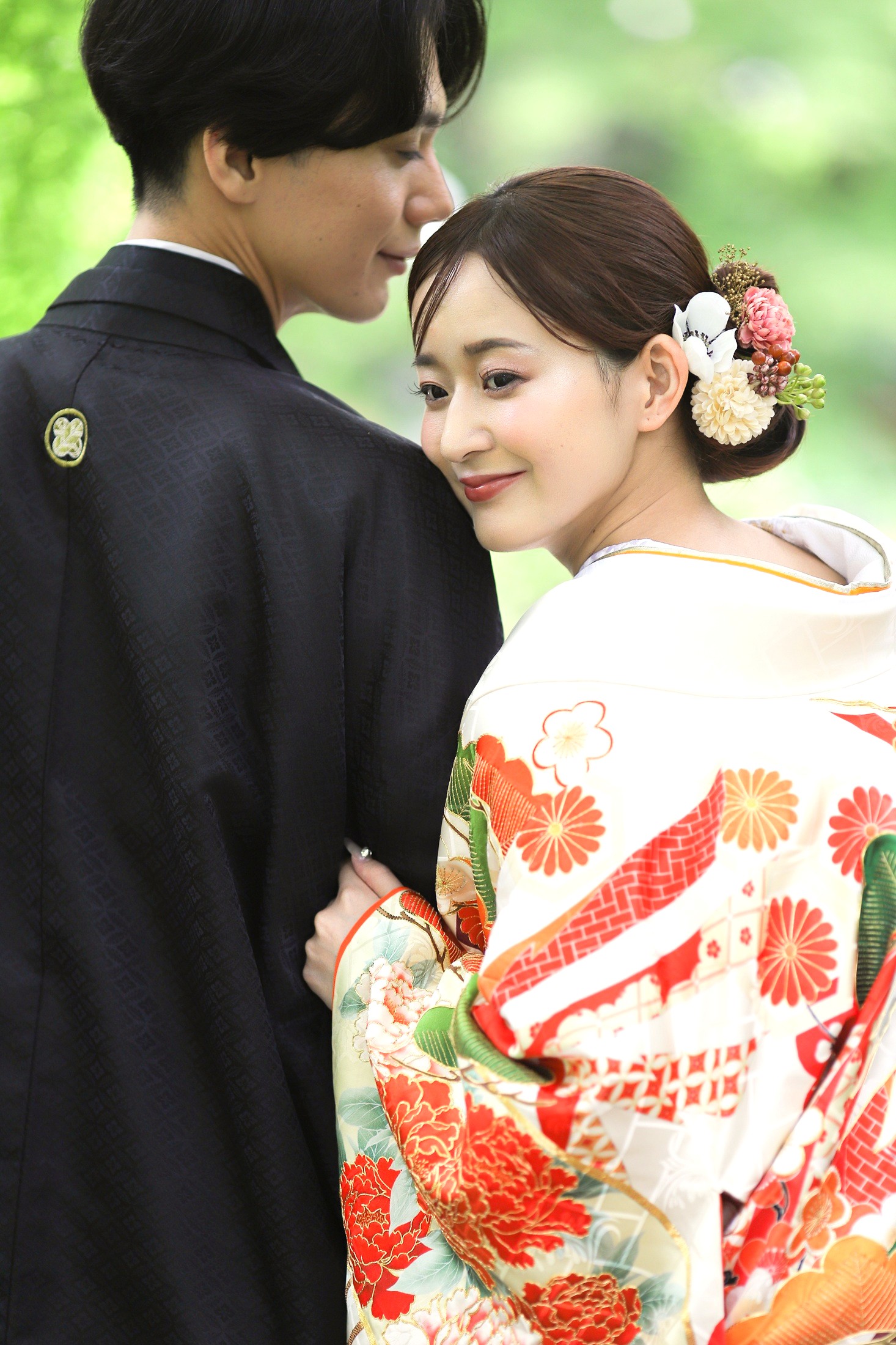 大阪の堺にある大仙公園で新郎新婦共に和装で撮影しているフォトウェディングの写真。四季折々の美しい名庭園で魅せる洗練の和装前撮り