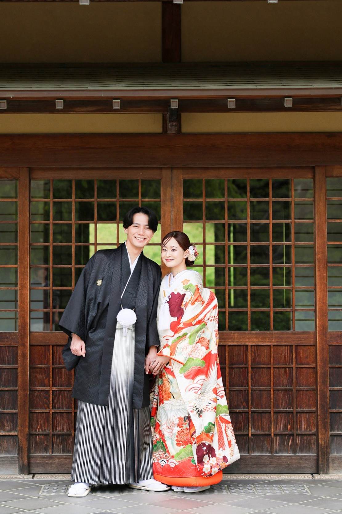 大阪の堺にある大仙公園で新郎新婦共に和装で撮影しているフォトウェディングの写真。四季折々の美しい名庭園で魅せる洗練の和装前撮り