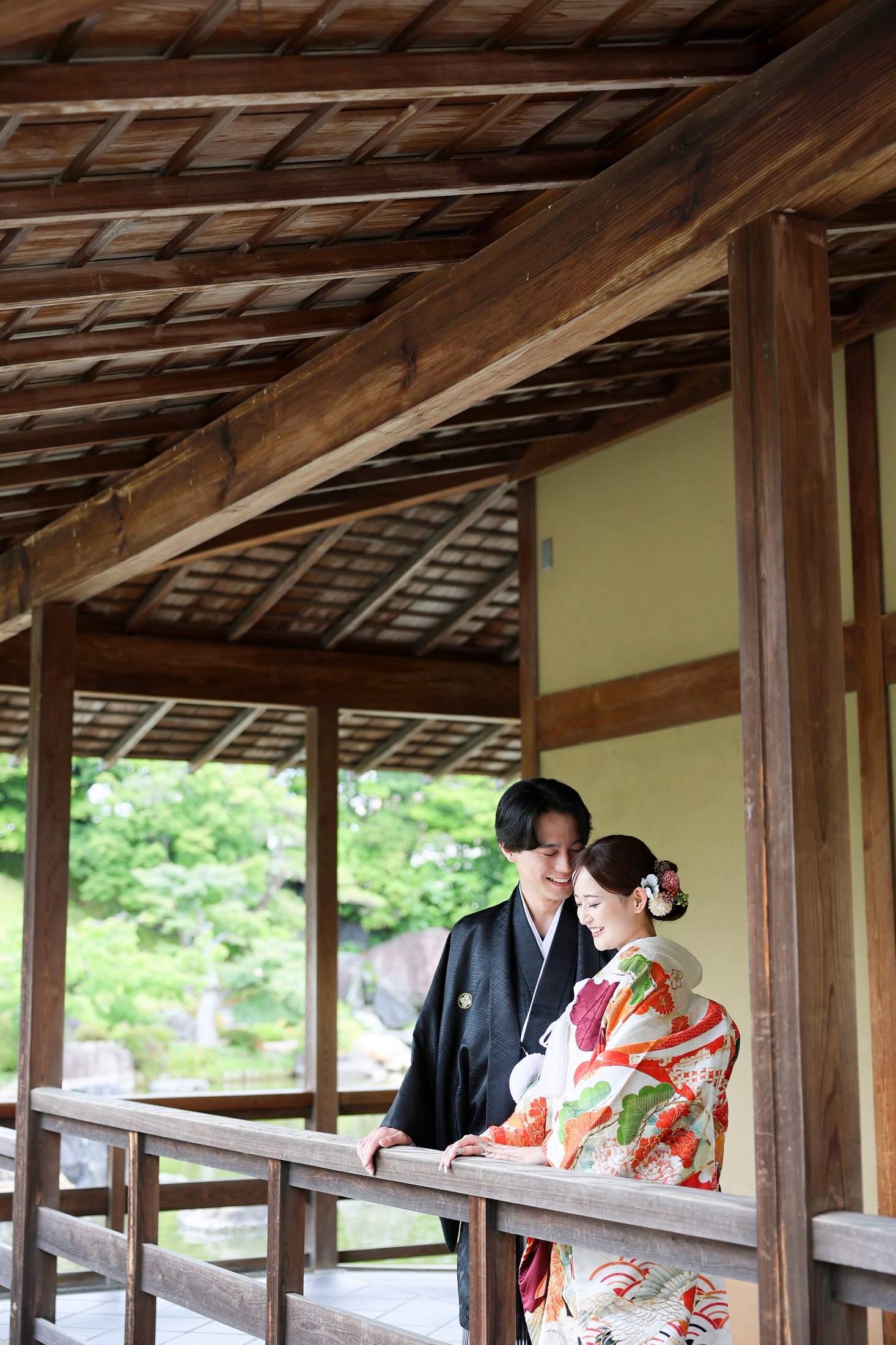 大阪の堺にある大仙公園で新郎新婦共に和装で撮影しているフォトウェディングの写真。四季折々の美しい名庭園で魅せる洗練の和装前撮り