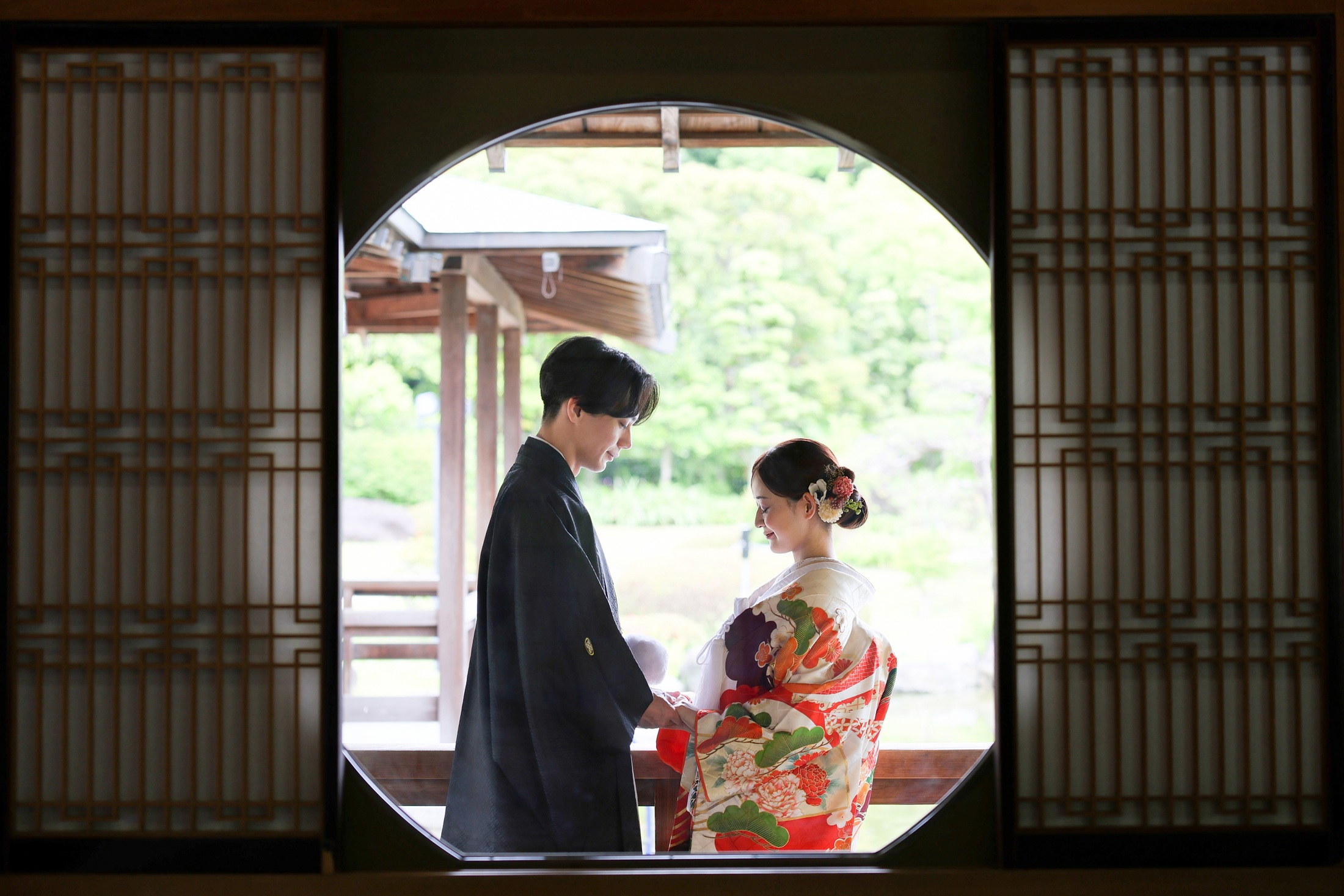 大阪の堺にある大仙公園で新郎新婦共に和装で撮影しているフォトウェディングの写真。四季折々の美しい名庭園で魅せる洗練の和装前撮り