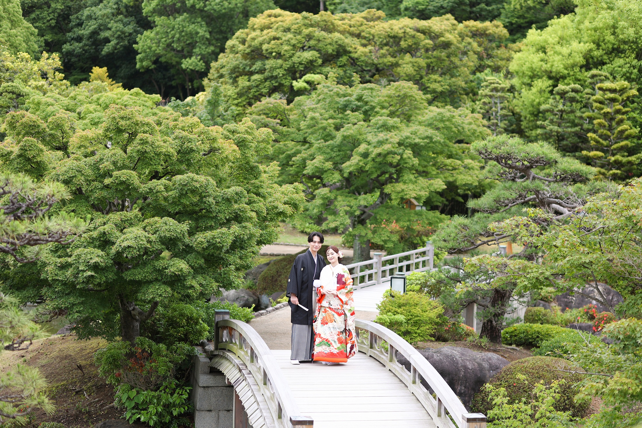 大阪の堺にある大仙公園で新郎新婦共に和装で撮影しているフォトウェディングの写真。四季折々の美しい名庭園で魅せる洗練の和装前撮り