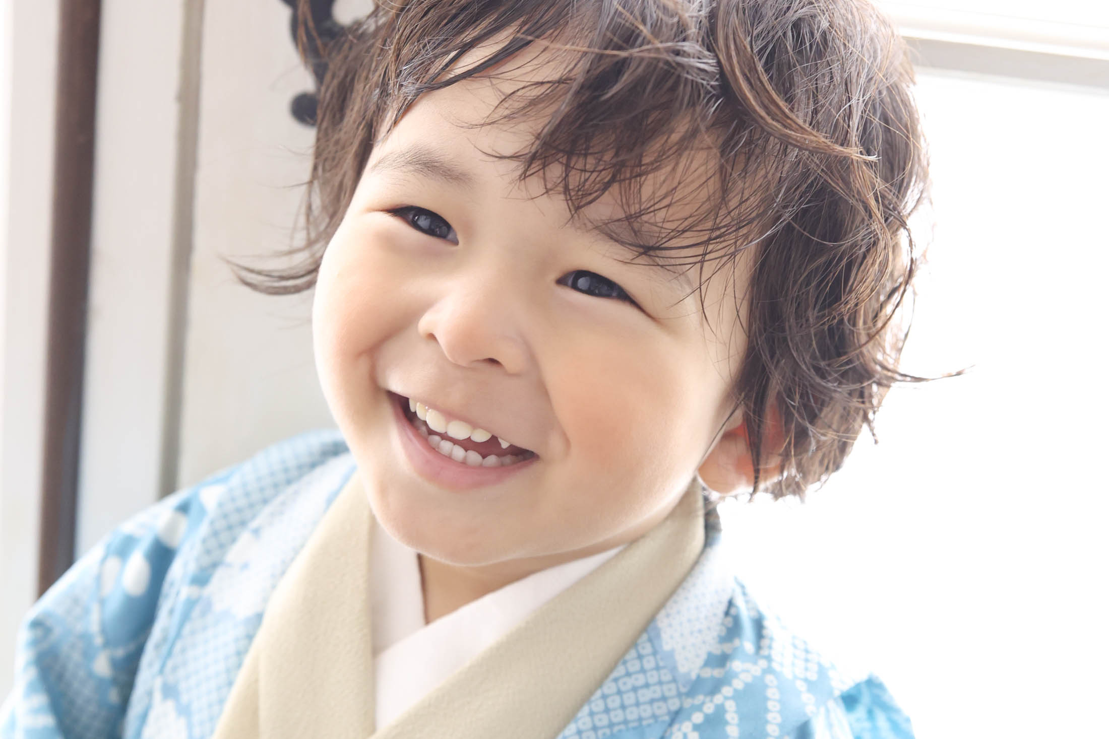 STUDIOARCららぽーと安城店で古典柄の着物を着て七五三の写真を笑顔で撮影する３歳男の子。 撮影店舗住所：愛知県安城市大東町9番30号 ららぽーと安城 1F