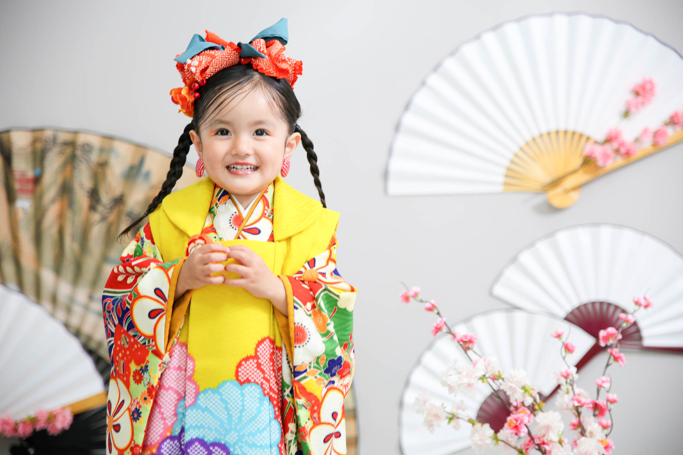 STUDIOARCららぽーと安城店で古典柄の着物を着て七五三の写真を笑顔で撮影する３歳女の子。 撮影店舗住所：愛知県安城市大東町9番30号 ららぽーと安城 1F