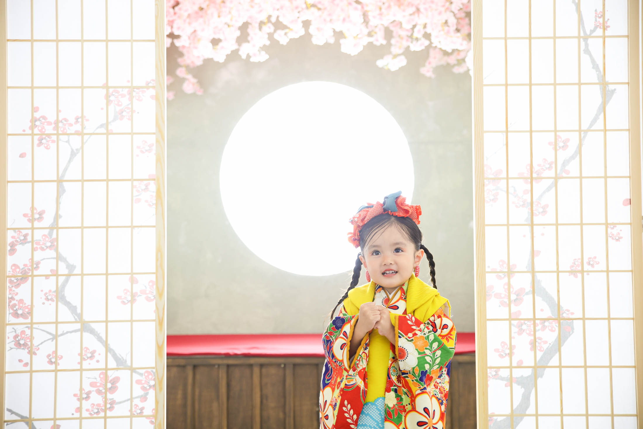 STUDIOARCららぽーと安城店で古典柄の着物を着て七五三の写真を笑顔で撮影する３歳女の子。 撮影店舗住所：愛知県安城市大東町9番30号 ららぽーと安城 1F