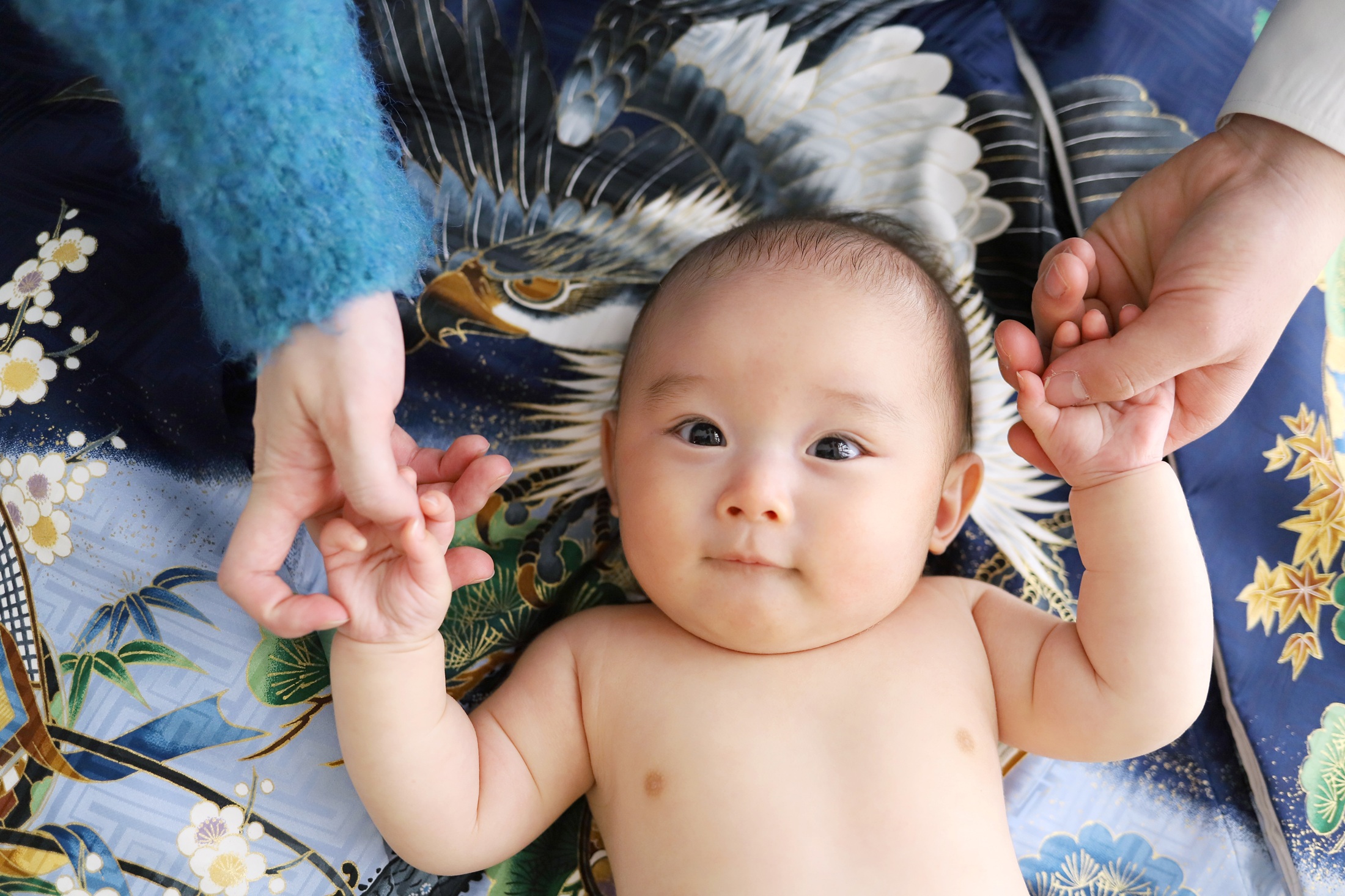STUDIOARCららぽーと安城店で産着でお宮参りの写真を撮影する０歳の男の子。 撮影店舗住所：愛知県安城市大東町9番30号 ららぽーと安城 1F