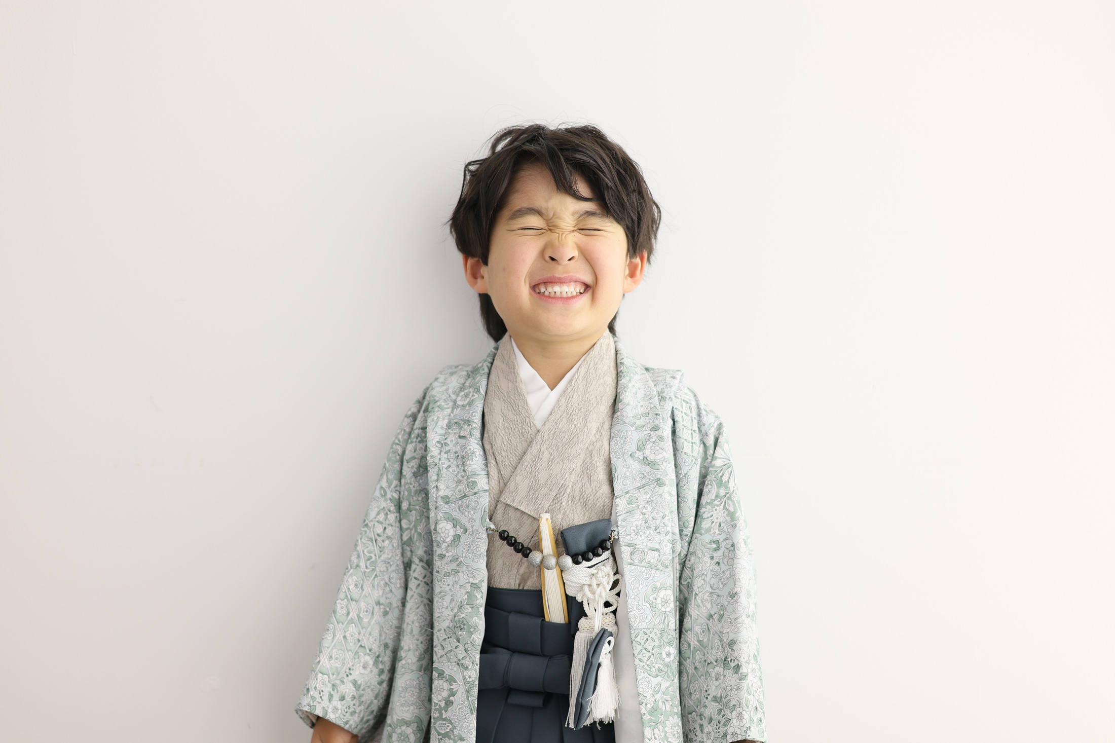 STUDIOARCららぽーと安城店でオシャレな着物を着て七五三の写真を笑顔で撮影する５歳男の子。 撮影店舗住所：愛知県安城市大東町9番30号 ららぽーと安城 1F