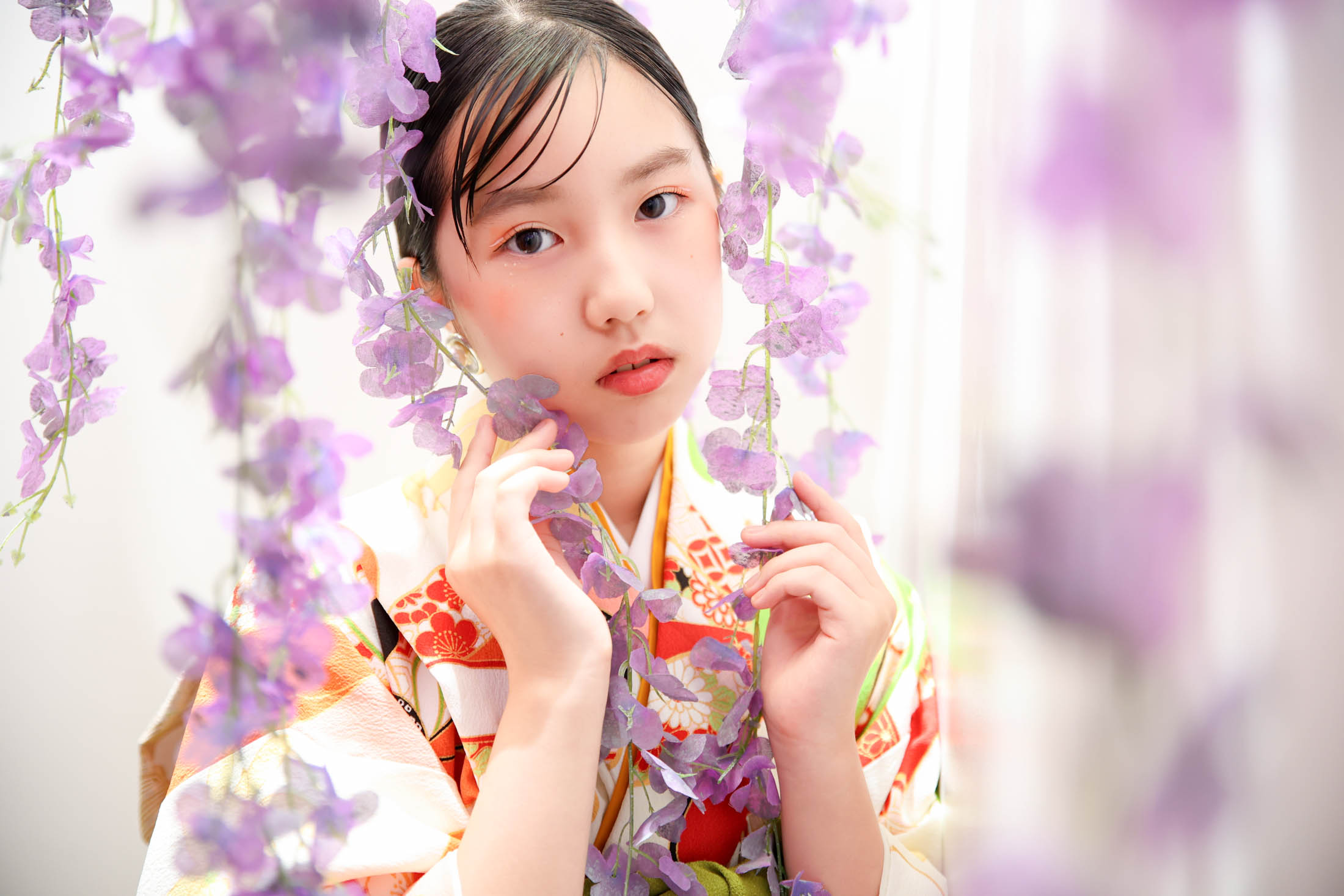 STUDIOARCららぽーと安城店で古典柄の着物を着て1/2成人式の写真を笑顔で撮影する１０歳女の子。 撮影店舗住所：愛知県安城市大東町9番30号 ららぽーと安城 1F