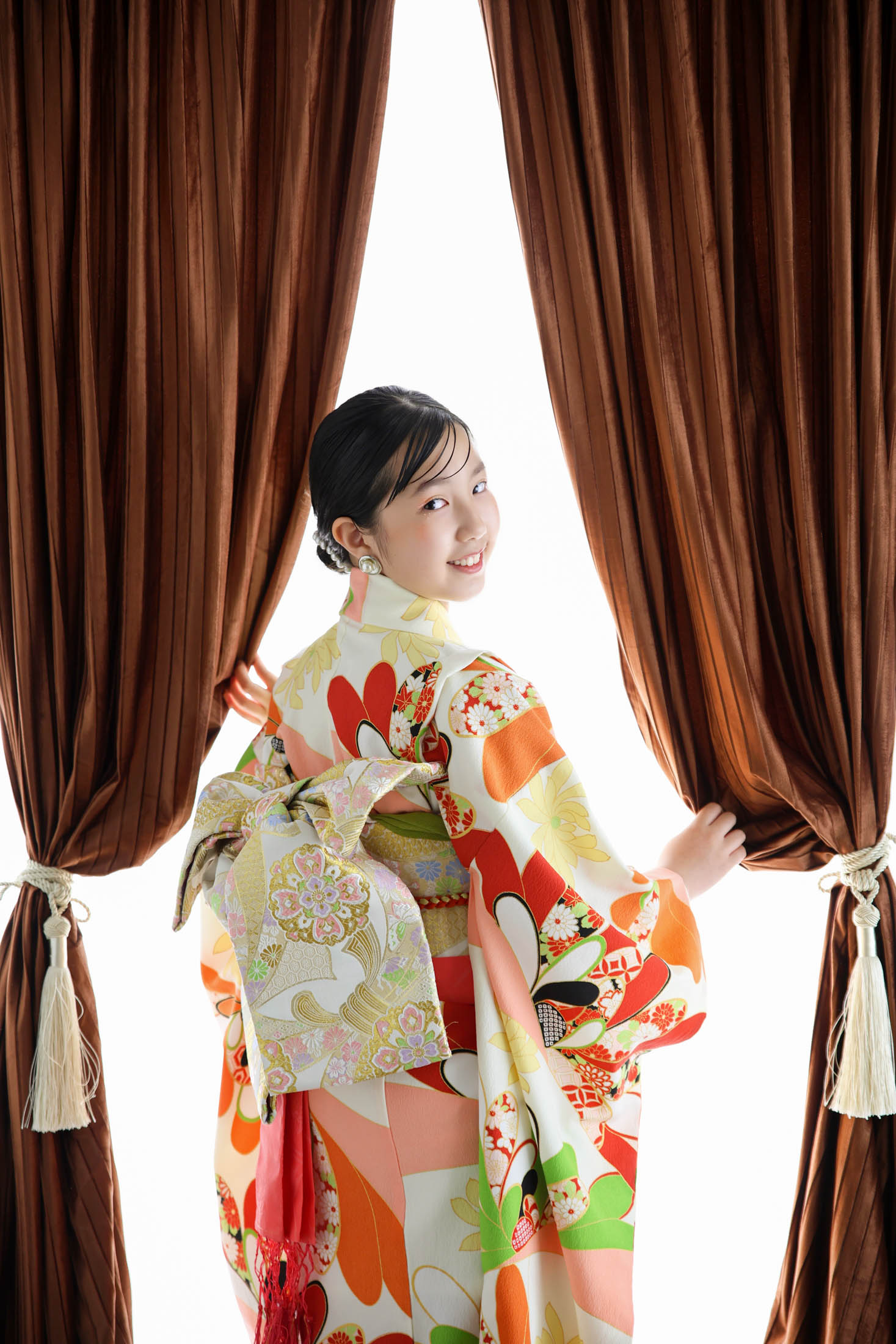STUDIOARCららぽーと安城店で古典柄の着物を着て1/2成人式の写真を笑顔で撮影する１０歳女の子。 撮影店舗住所：愛知県安城市大東町9番30号 ららぽーと安城 1F