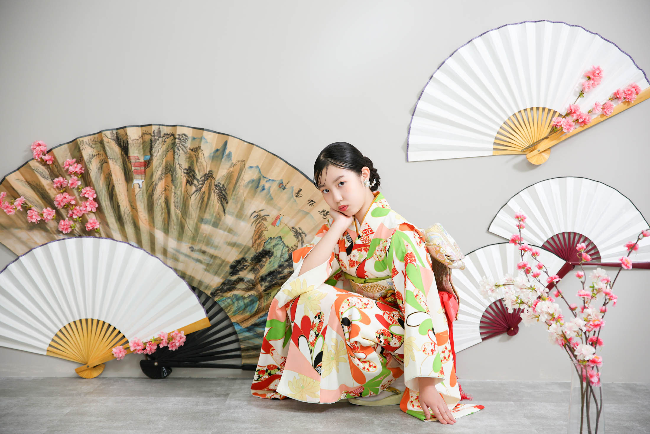 STUDIOARCららぽーと安城店で古典柄の着物を着て1/2成人式の写真を笑顔で撮影する１０歳女の子。 撮影店舗住所：愛知県安城市大東町9番30号 ららぽーと安城 1F