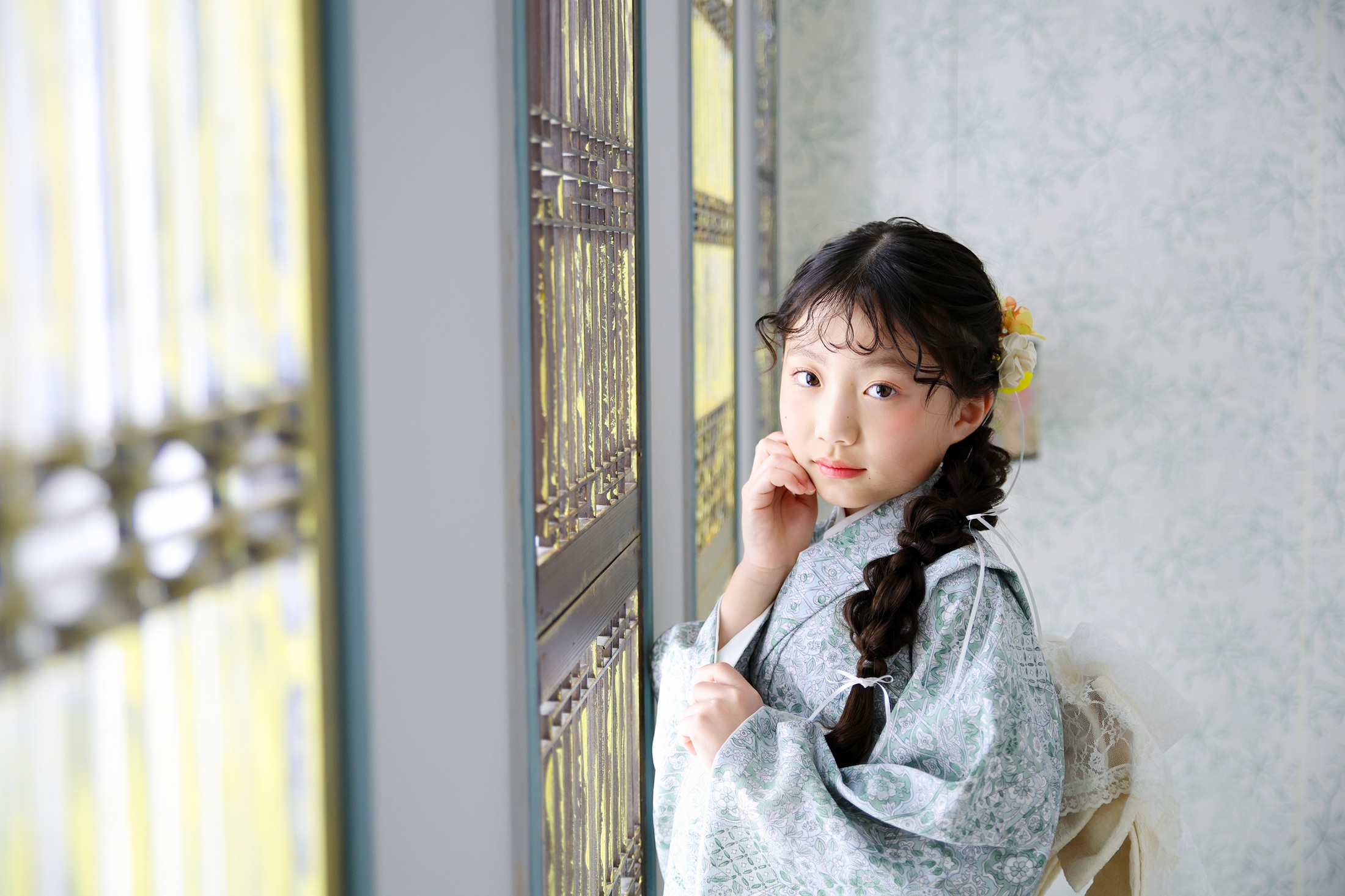 二分の一成人式の記念で着物を着て撮影している１０歳の女の子。和室の背景が人気。撮影店舗：STUDIOARCららぽーと安城店／愛知県安城市大東町9番30号 ららぽーと安城 1F