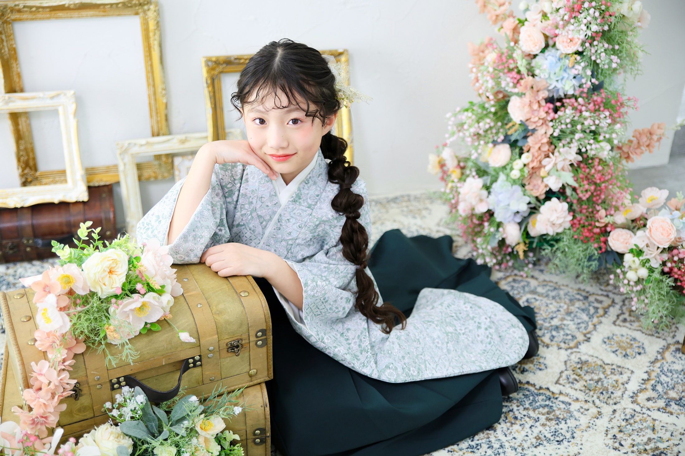 二分の一成人式の記念で着物を着て撮影している１０歳の女の子。お花の背景がナチュラルで人気。撮影店舗：STUDIOARCららぽーと安城店／愛知県安城市大東町9番30号 ららぽーと安城 1F