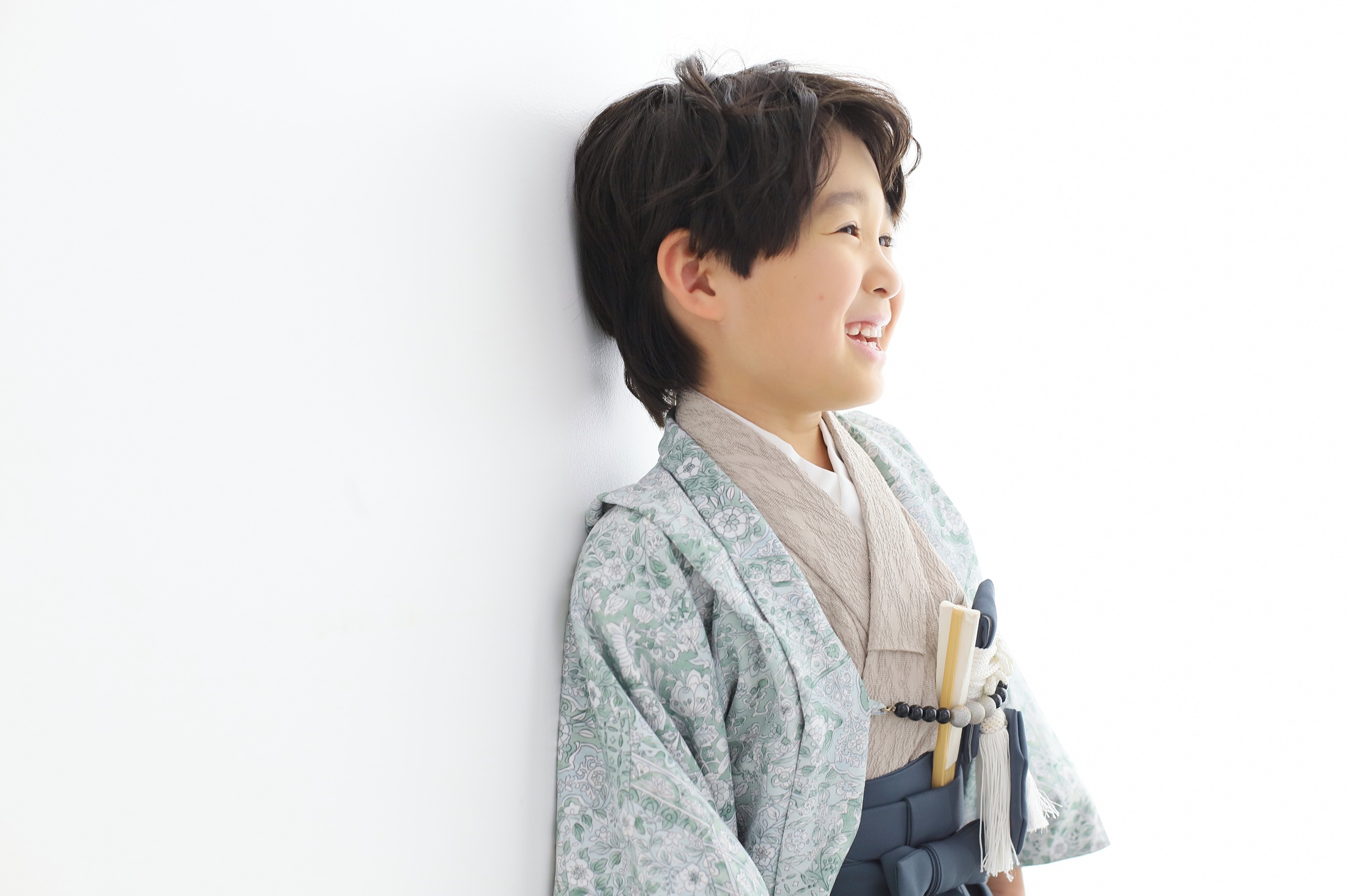 七五三の撮影でSTUDIOARCオリジナル着物を着て撮影する5歳の男の子。撮影店舗住所：兵庫県神戸市中央区東川崎町1-5-5 ハーバーランド煉瓦倉庫