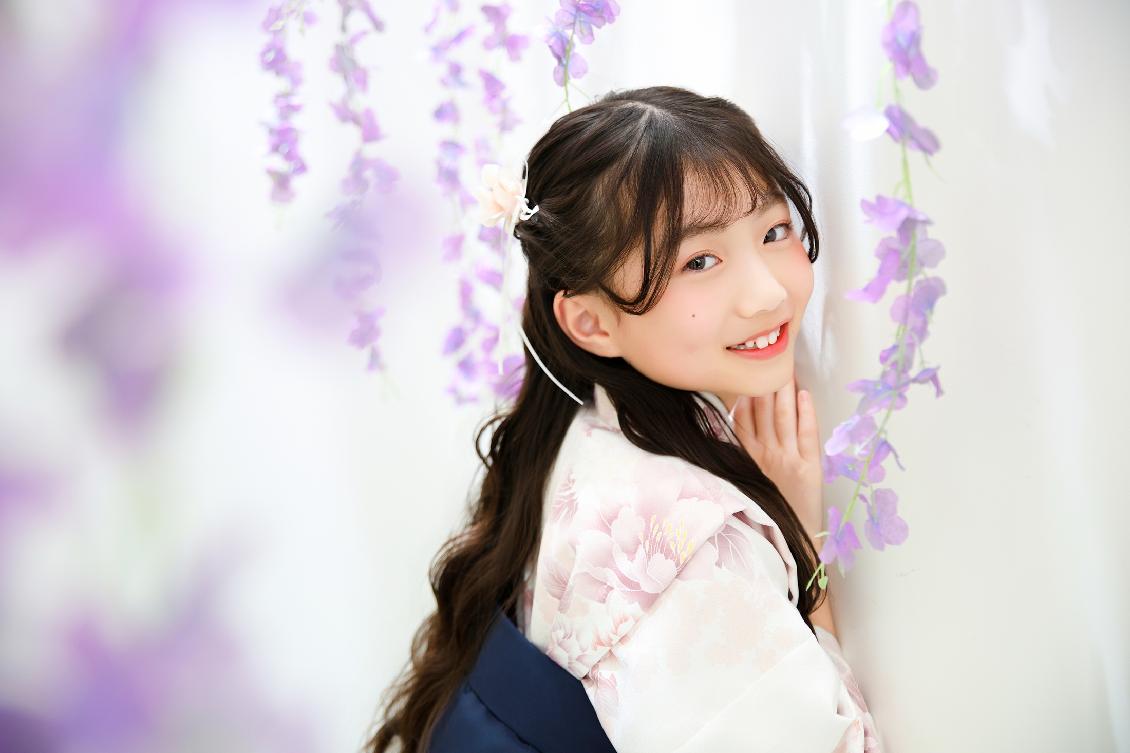 小学校の卒業記念で袴を着て撮影している１０歳の女の子。お花の背景がナチュラルで人気。撮影店舗：STUDIOARCららぽーと安城店／愛知県安城市大東町9番30号 ららぽーと安城 1F