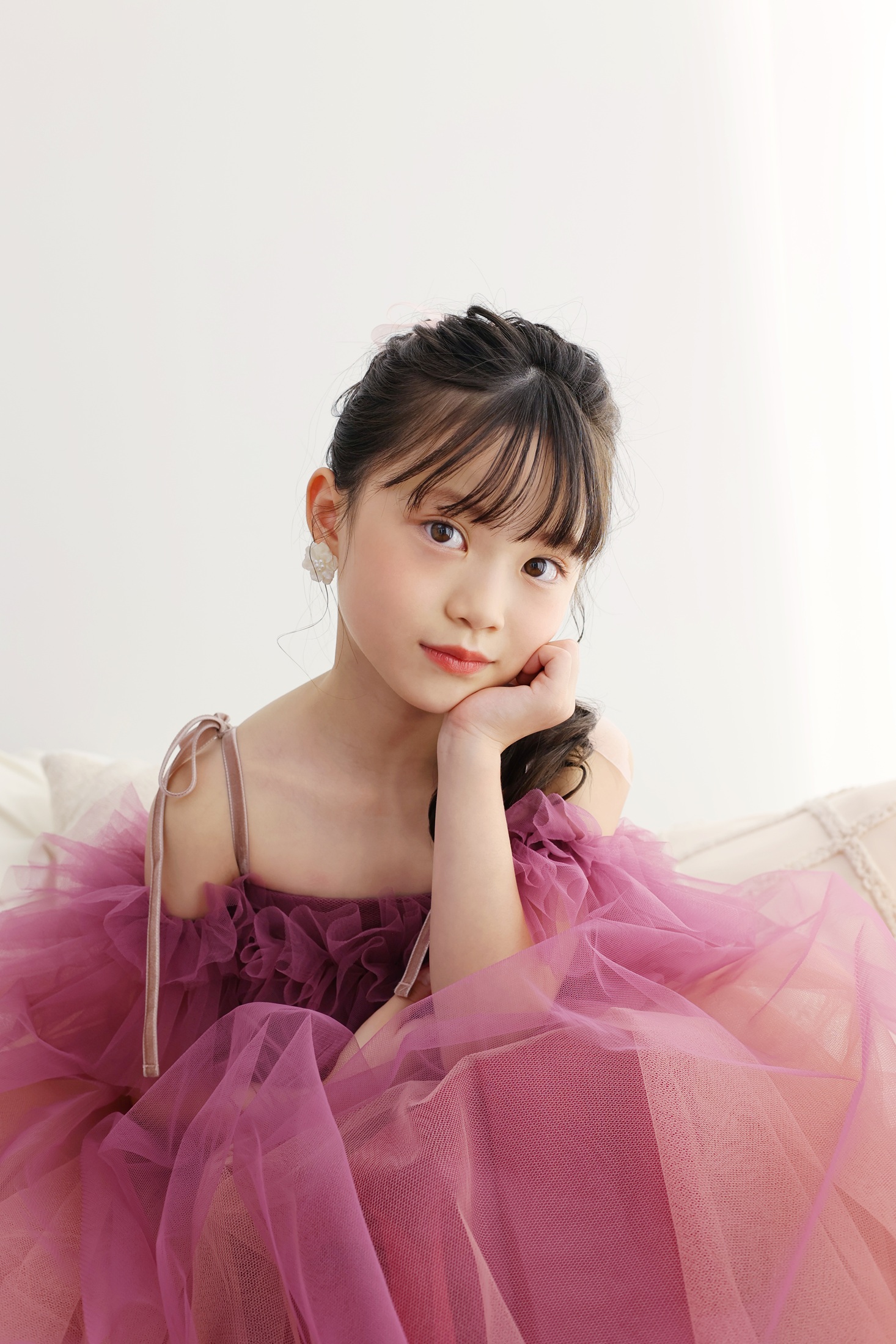 七五三の撮影でSTUDIOARCオリジナルドレスを着て撮影する７歳の女の子。トレンドのナチュラルカラーのドレスが人気。掲載店舗：STUDIOARCららぽーと安城店／愛知県安城市大東町9番30号 ららぽーと安城 1F